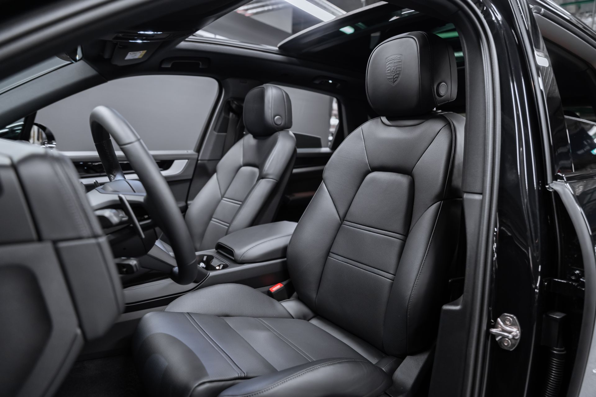 Черный Porsche Cayenne S Coupé в Crystal Car под заказ