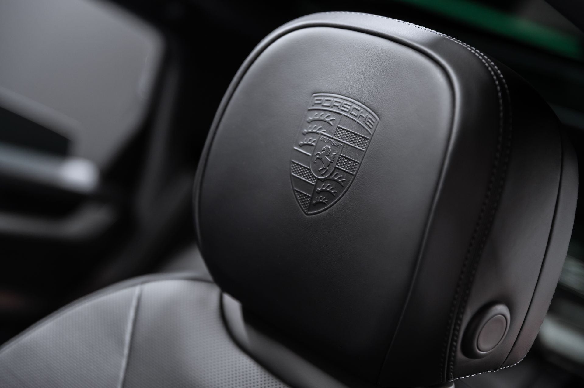 Черный Porsche Cayenne S Coupé в Crystal Car под заказ