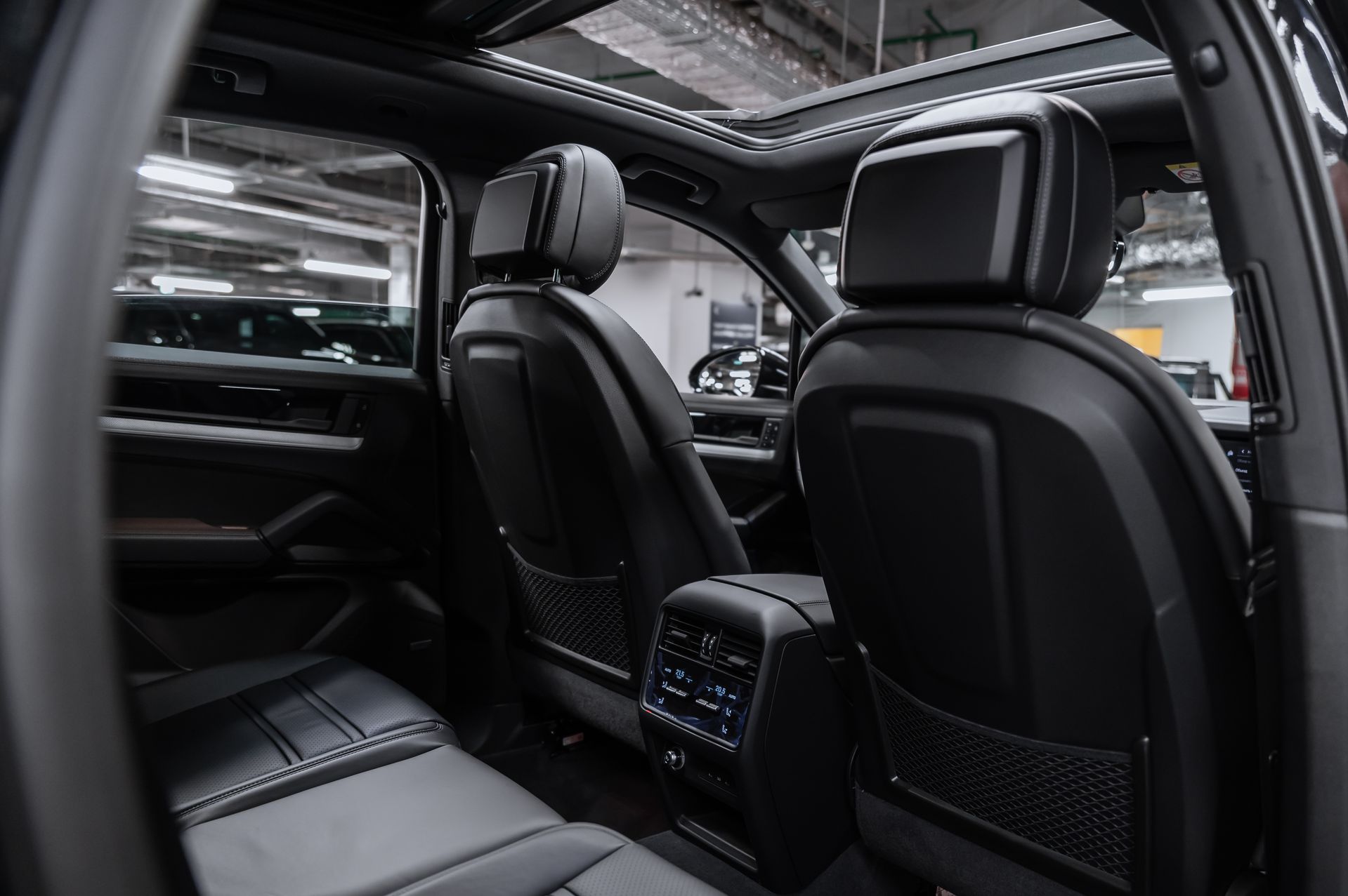 Черный Porsche Cayenne S Coupé в Crystal Car под заказ