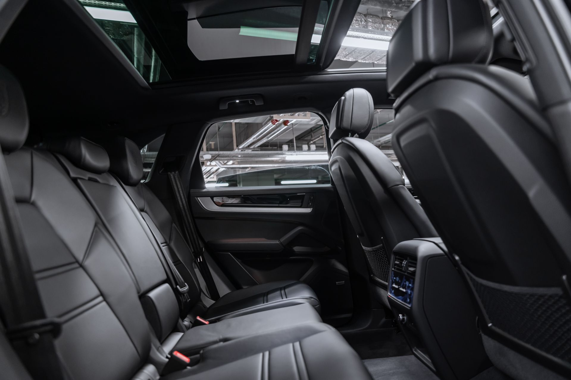 Черный Porsche Cayenne S Coupé в Crystal Car под заказ