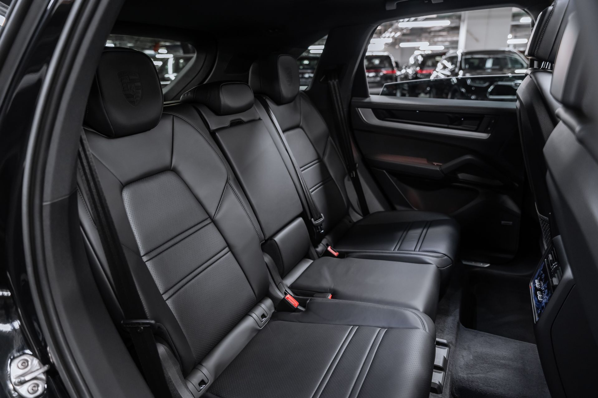 Черный Porsche Cayenne S Coupé в Crystal Car под заказ