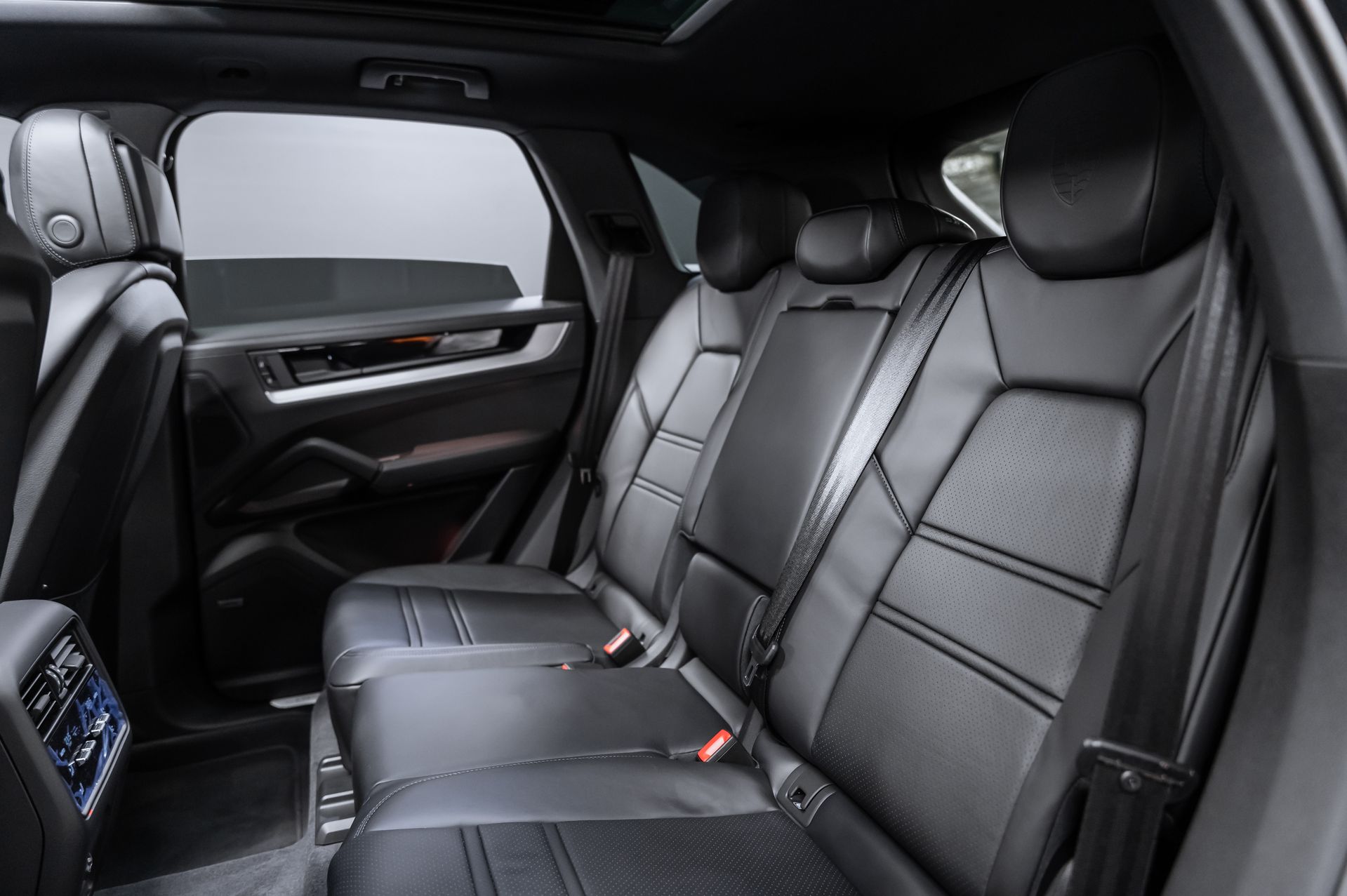 Черный Porsche Cayenne S Coupé в Crystal Car под заказ