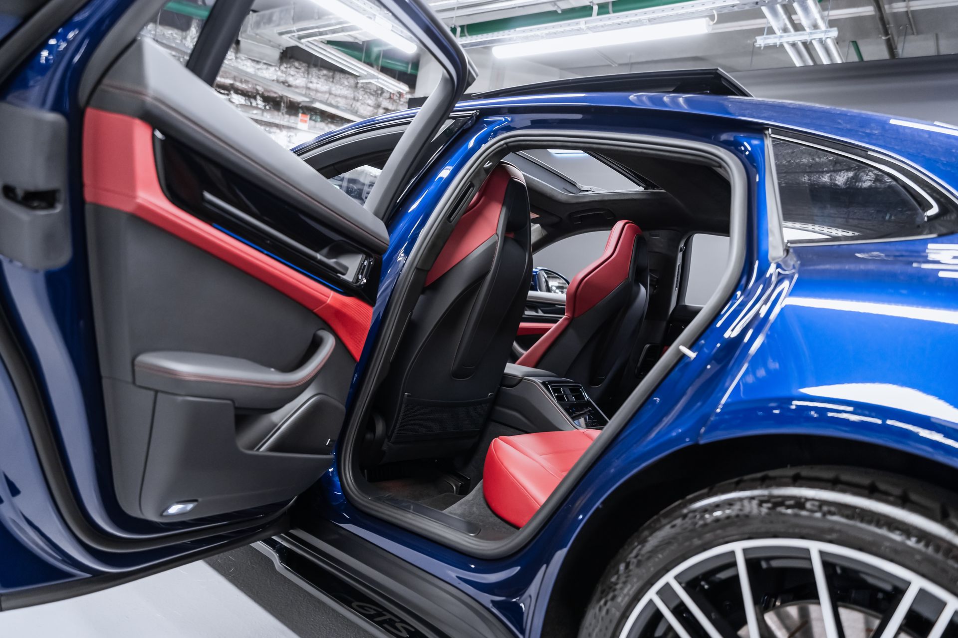 Купить Porsche Panamera GTS синий бензин под заказ в Crystal Car