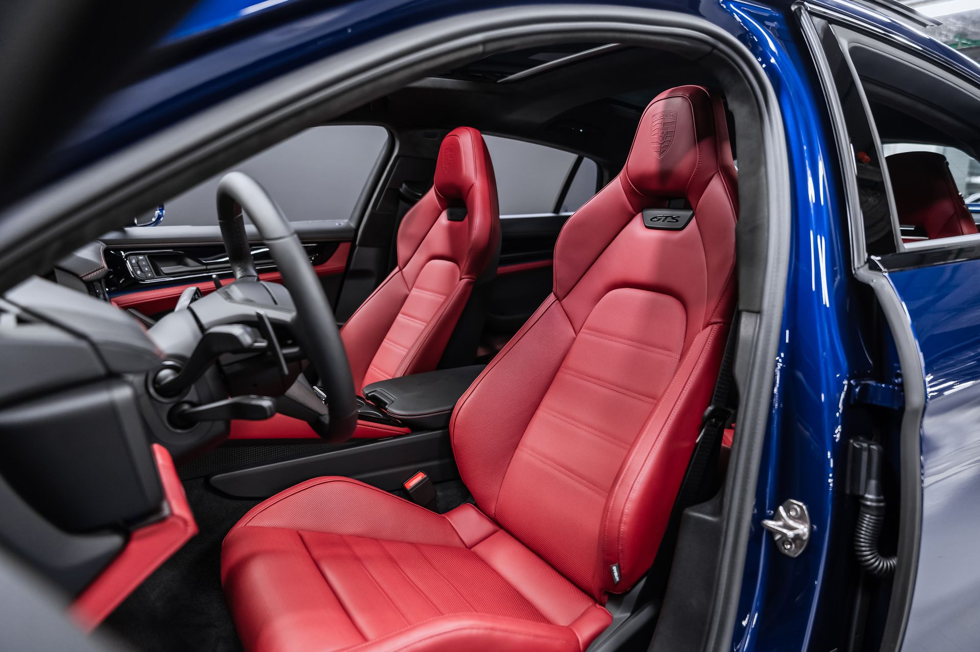 Купить Porsche Panamera GTS синий бензин под заказ в Crystal Car