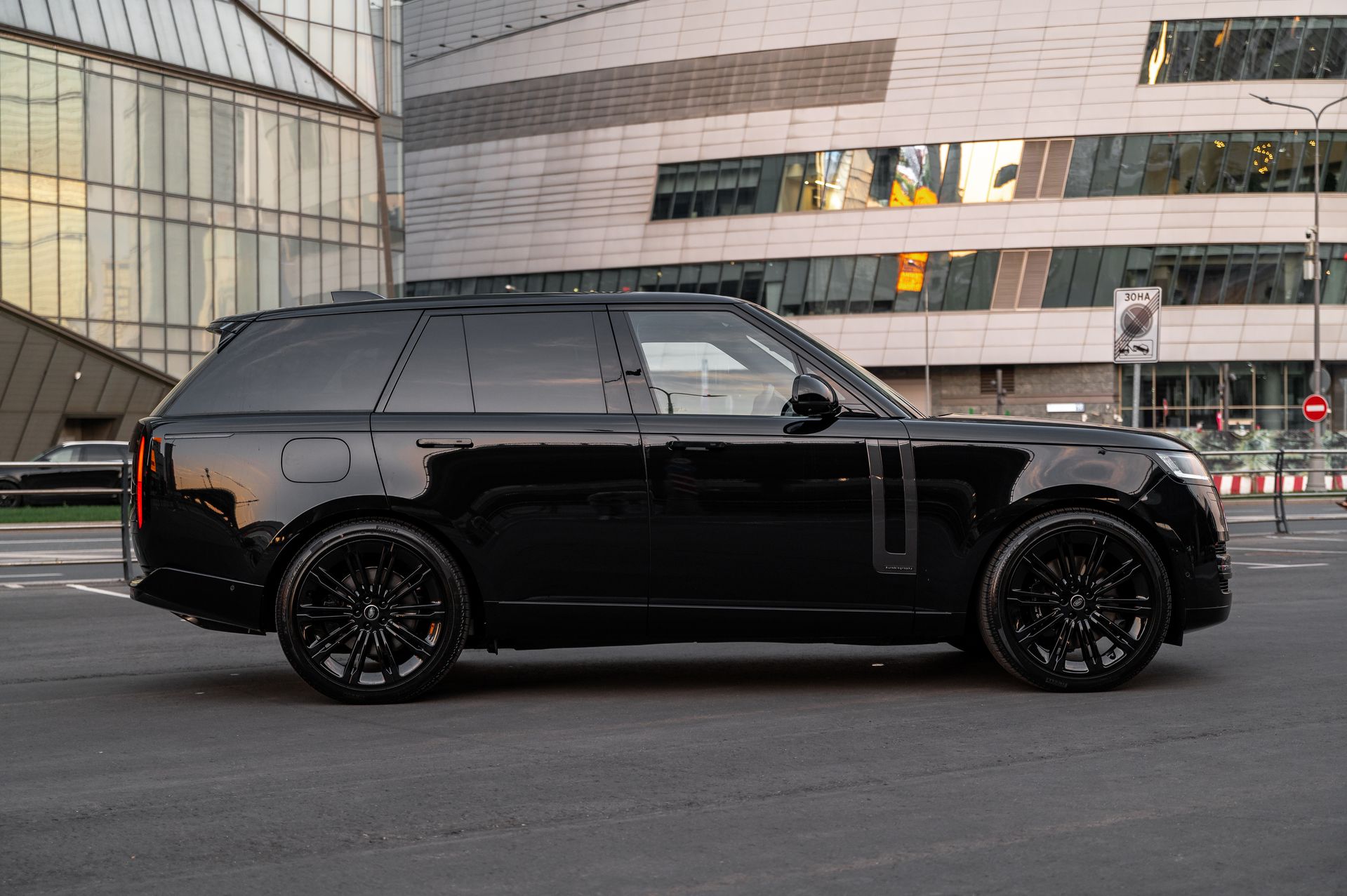 Черный премиальный Land Rover Range Rover Autobiography в Crystal Car под заказ