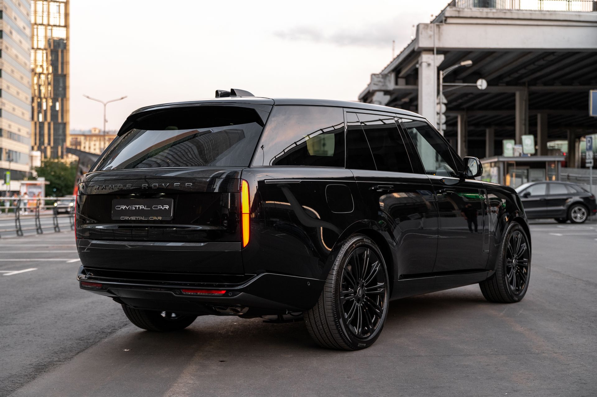 Черный премиальный Land Rover Range Rover Autobiography в Crystal Car под заказ