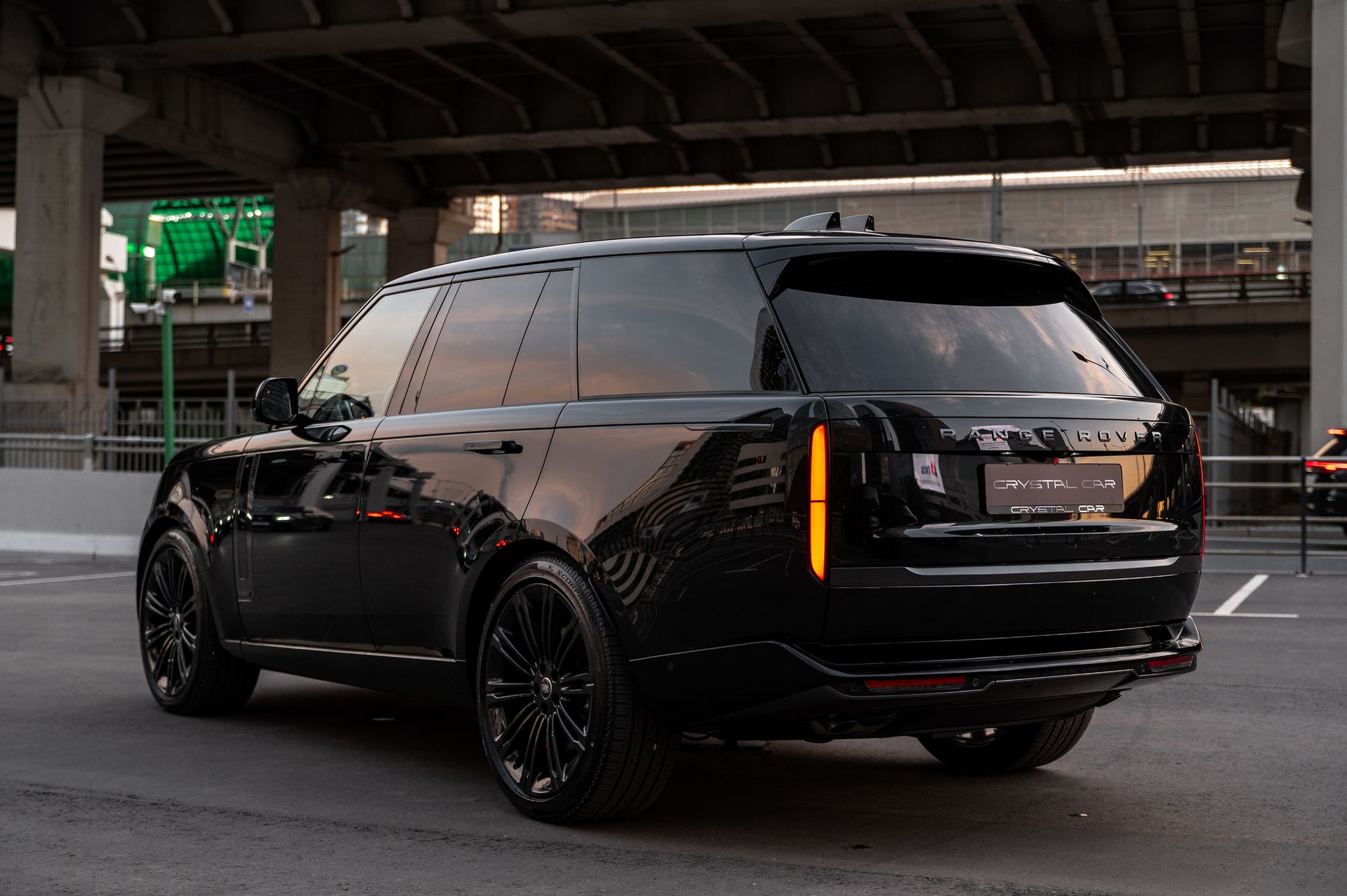Черный премиальный Land Rover Range Rover Autobiography в Crystal Car под заказ