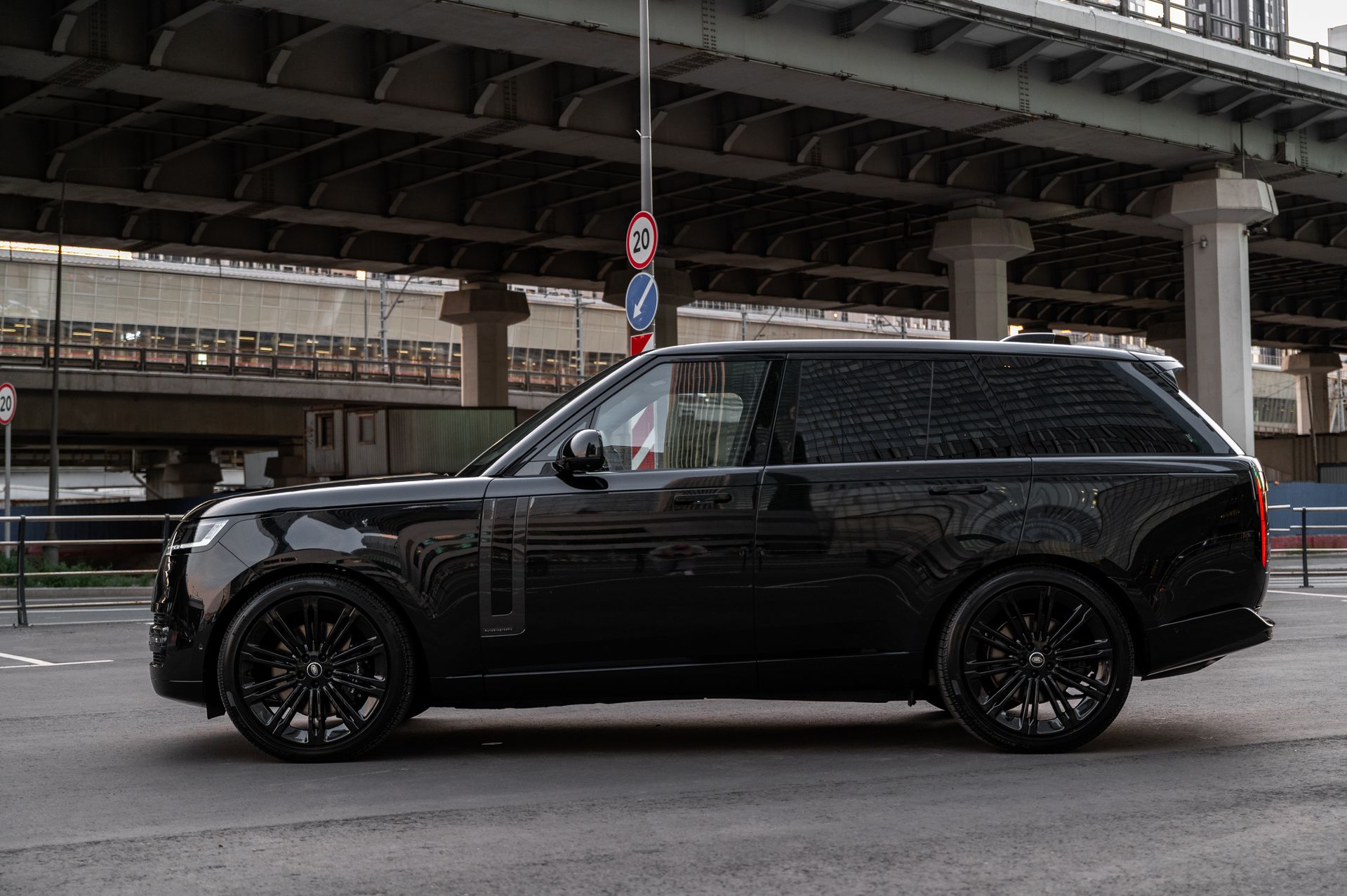 Черный премиальный Land Rover Range Rover Autobiography в Crystal Car под заказ