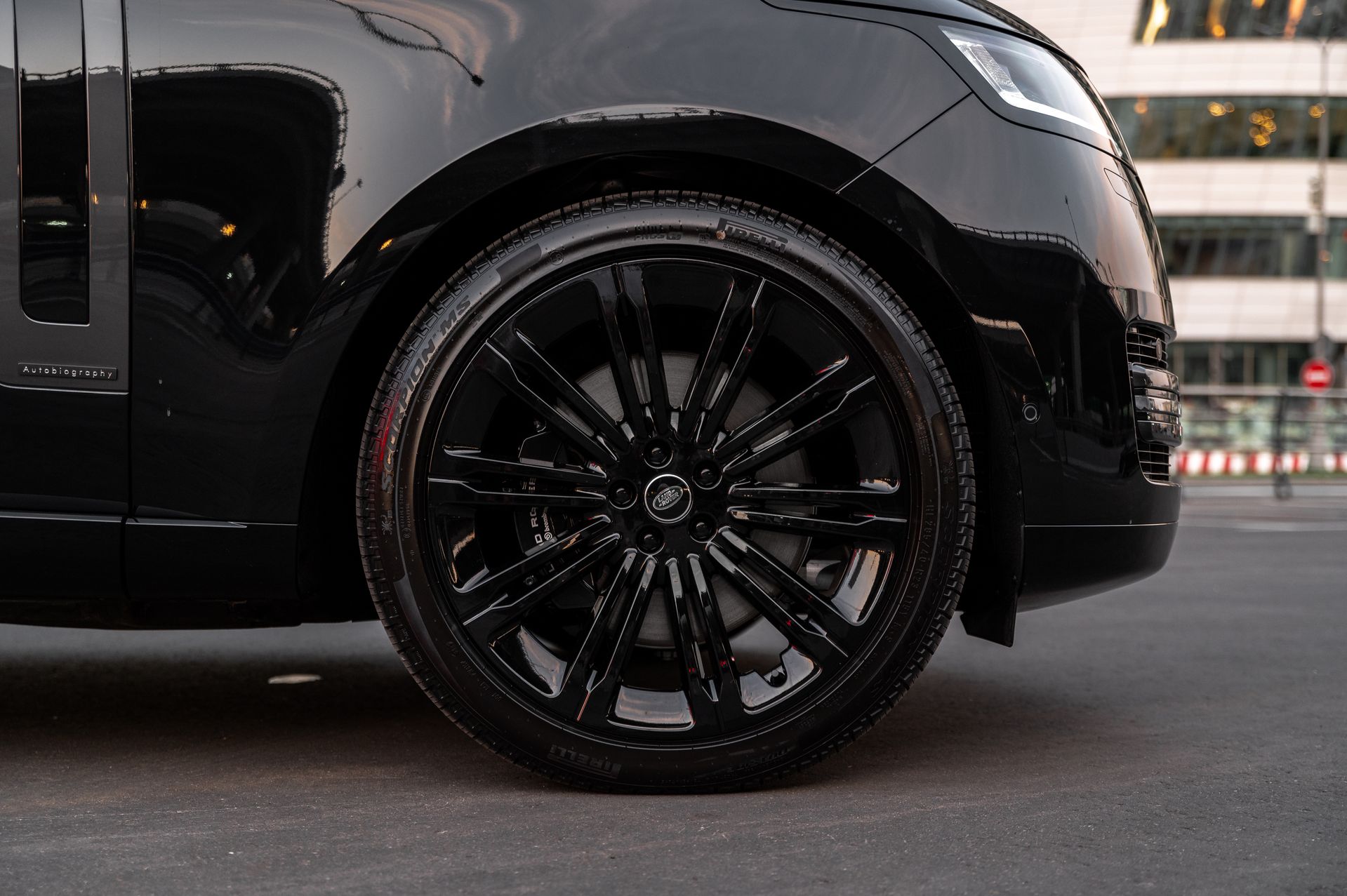 Черный премиальный Land Rover Range Rover Autobiography в Crystal Car под заказ