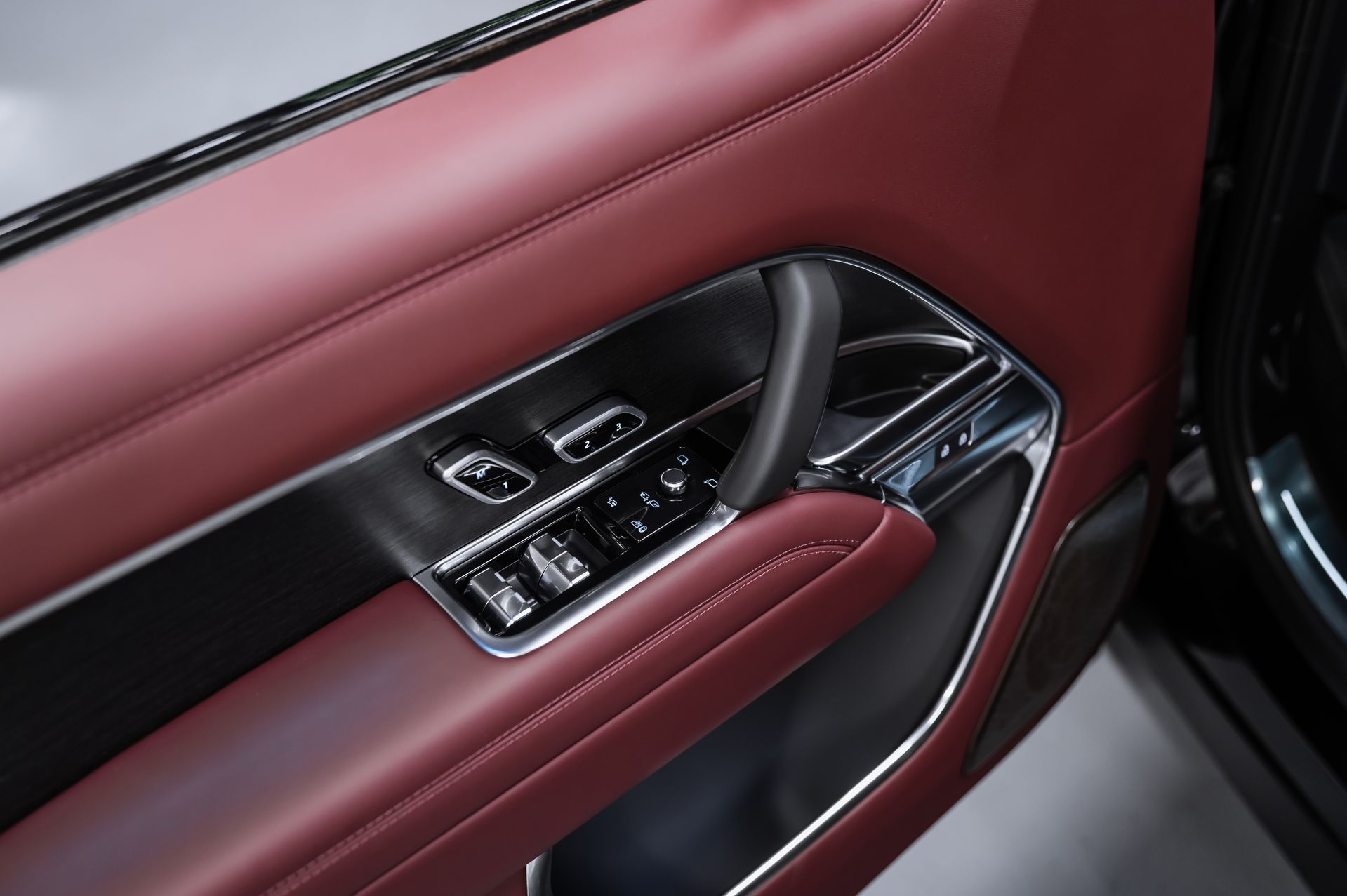 Черный премиальный Land Rover Range Rover Autobiography в Crystal Car под заказ