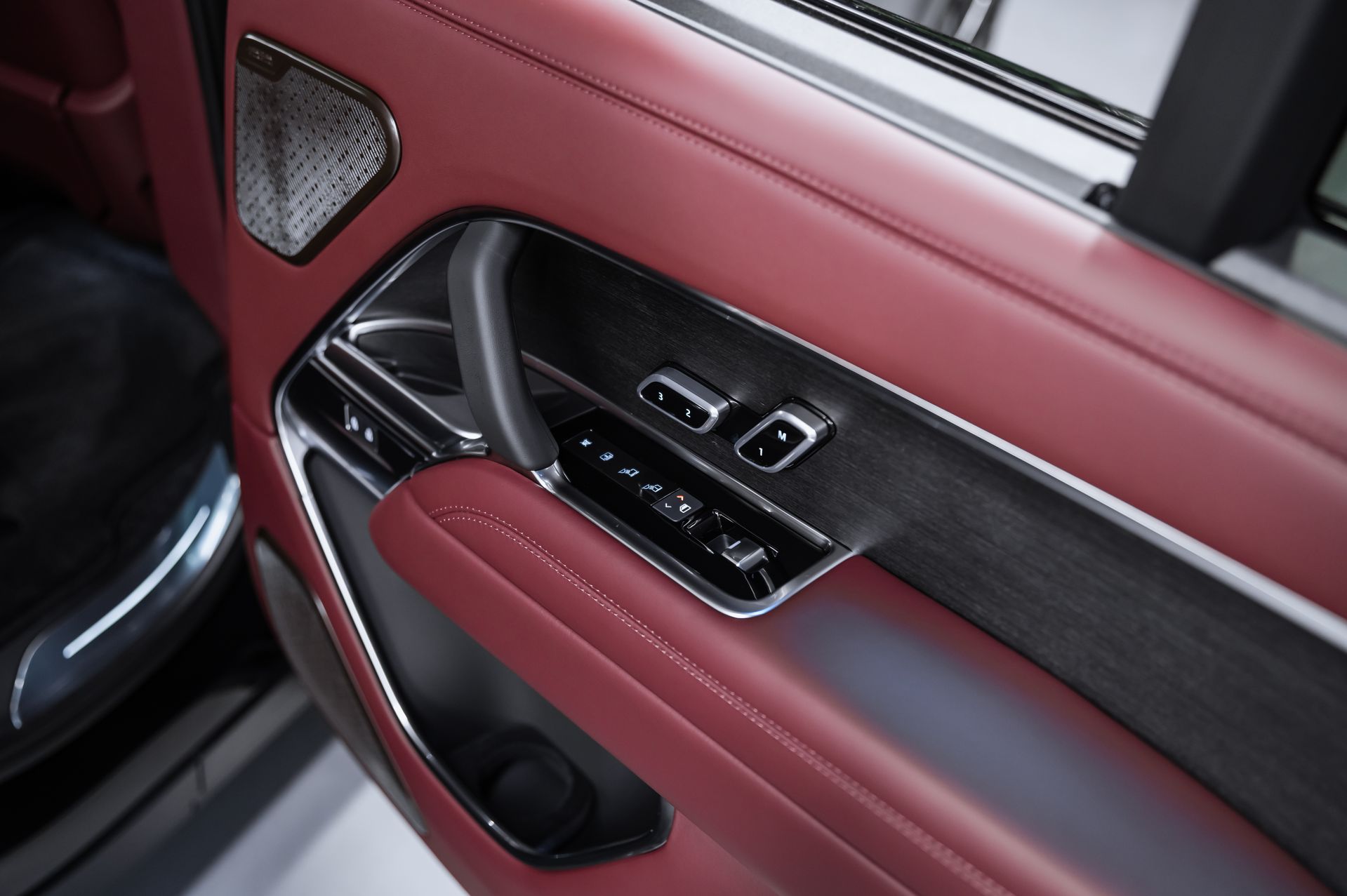 Черный премиальный Land Rover Range Rover Autobiography в Crystal Car под заказ