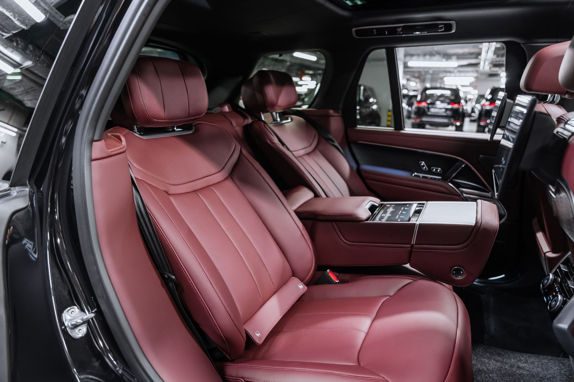 Черный премиальный Land Rover Range Rover Autobiography в Crystal Car под заказ