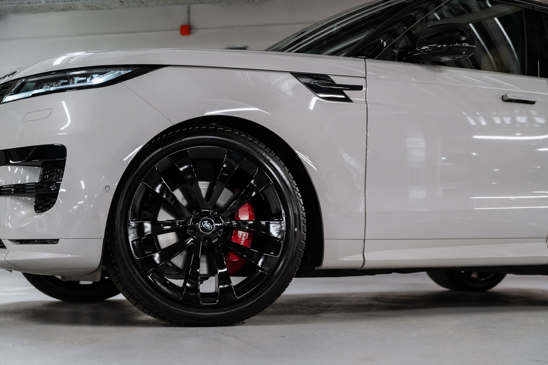 Белый Land Rover Range Rover Sport Autobiography в Crystal Car под заказ