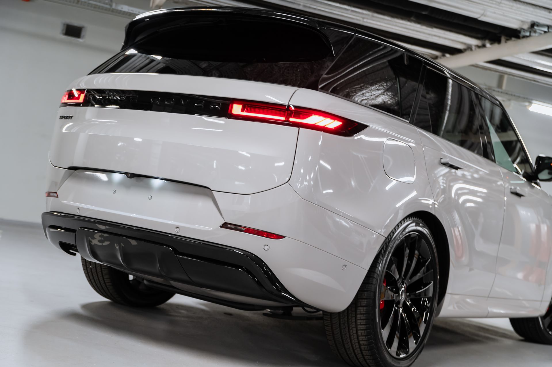 Белый Land Rover Range Rover Sport Autobiography в Crystal Car под заказ