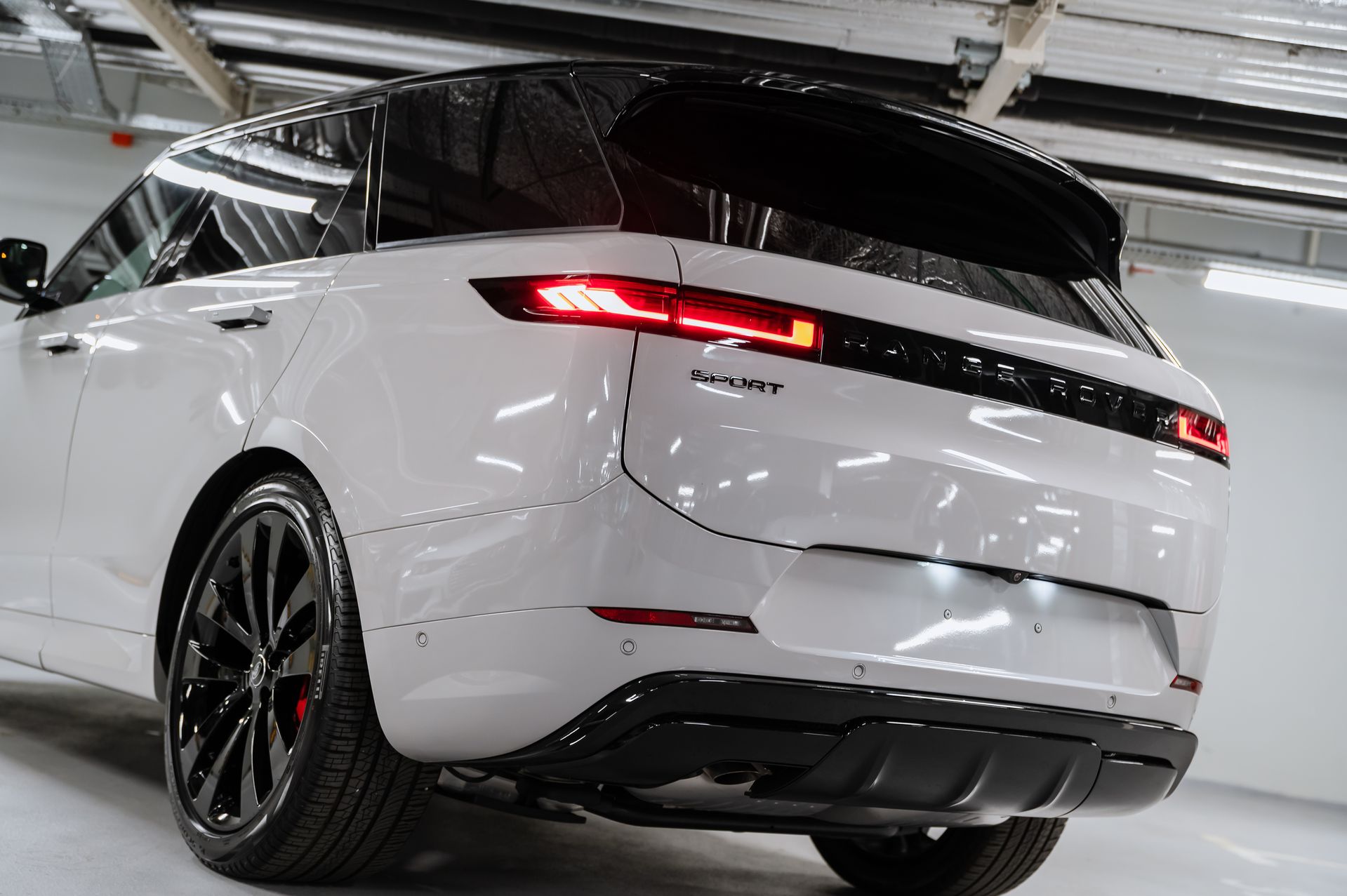 Белый Land Rover Range Rover Sport Autobiography в Crystal Car под заказ