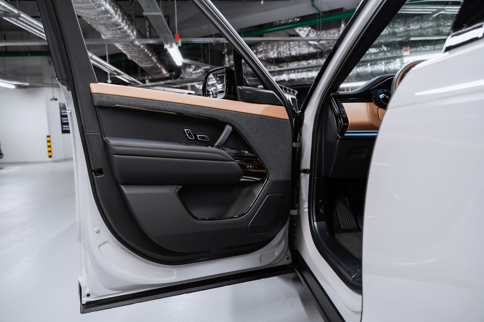 Белый Land Rover Range Rover Sport Autobiography в Crystal Car под заказ