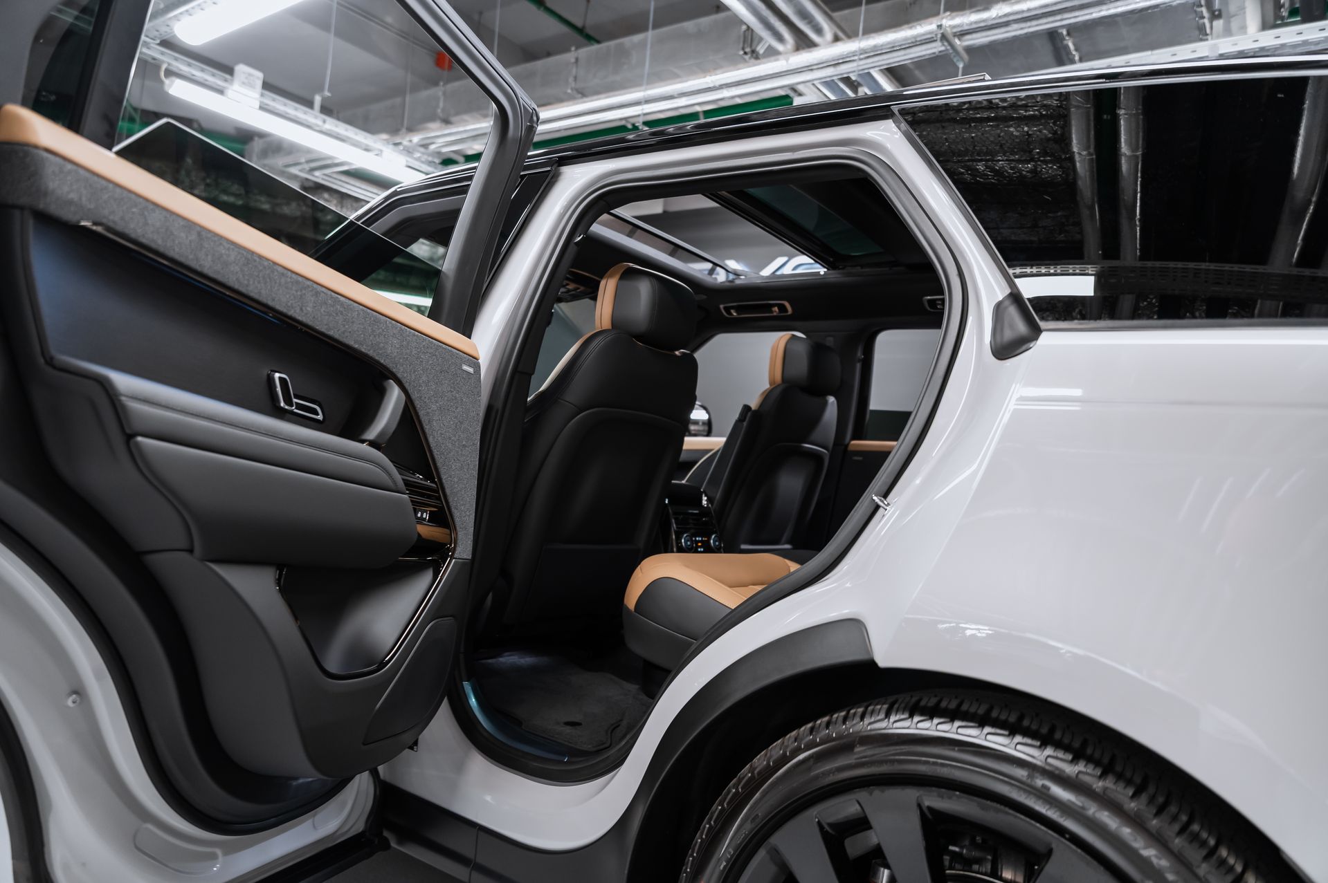 Белый Land Rover Range Rover Sport Autobiography в Crystal Car под заказ