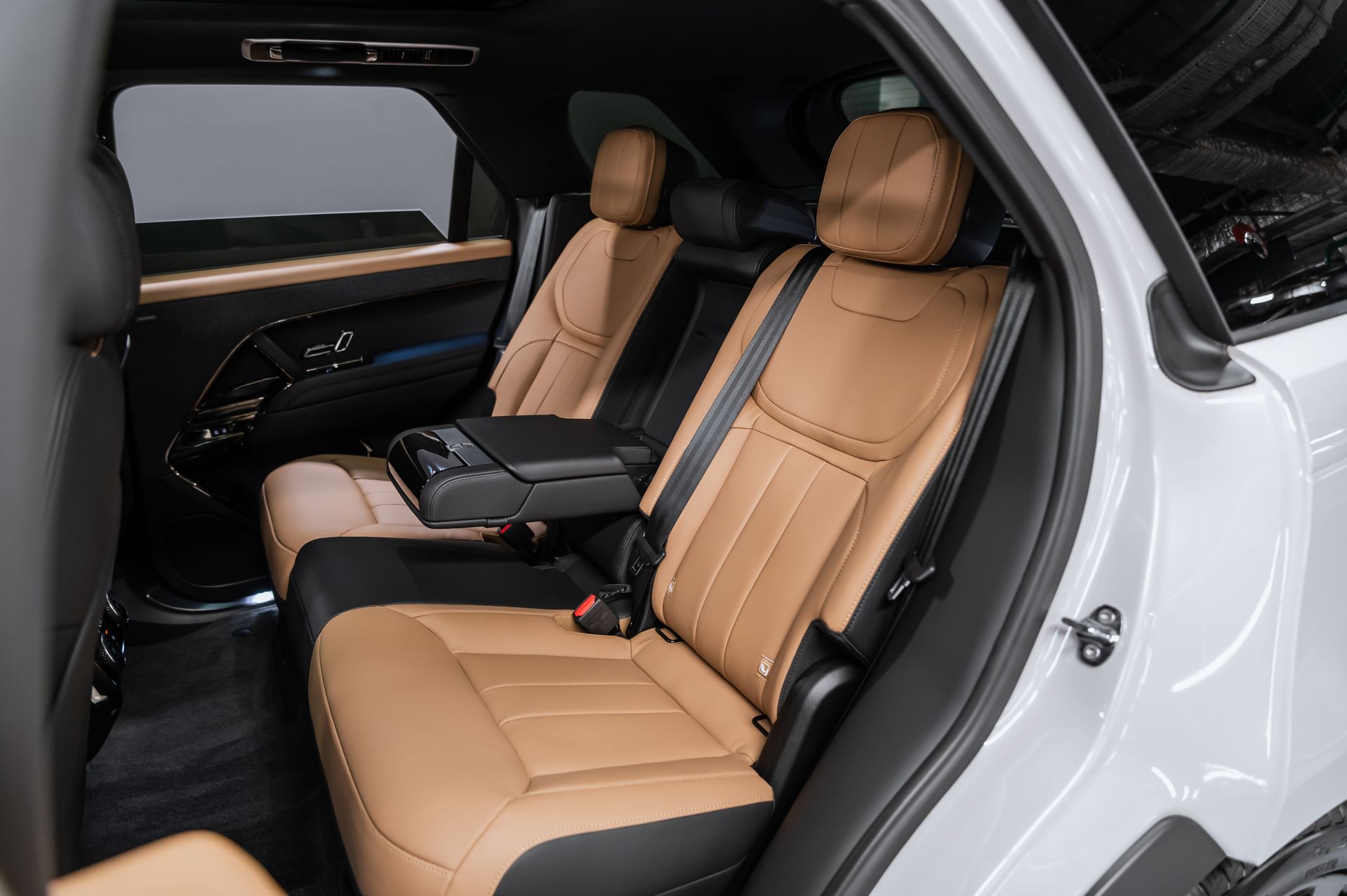 Белый Land Rover Range Rover Sport Autobiography в Crystal Car под заказ