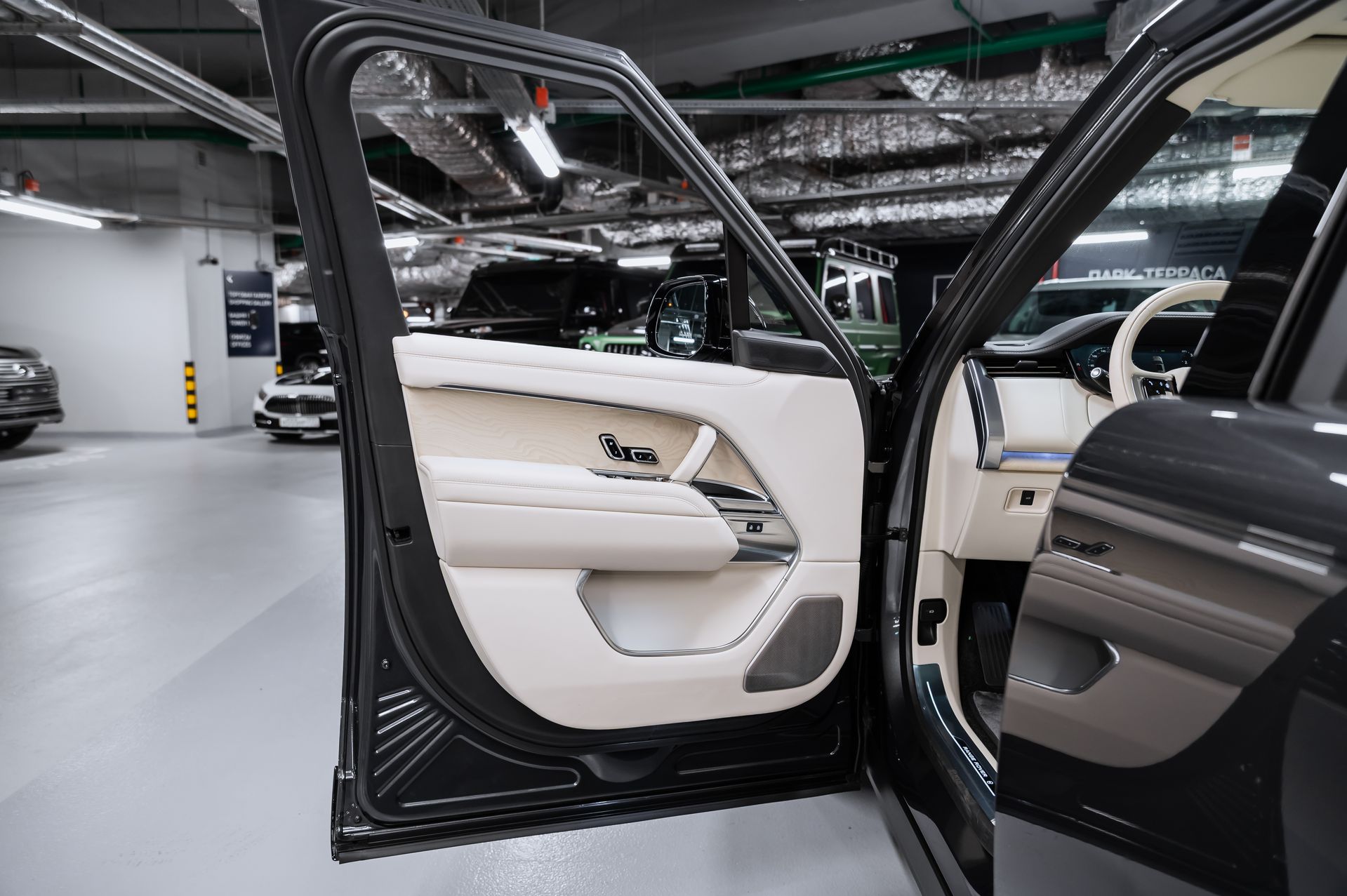 Серый Land Rover Range Rover SV в Crystal Car под заказ