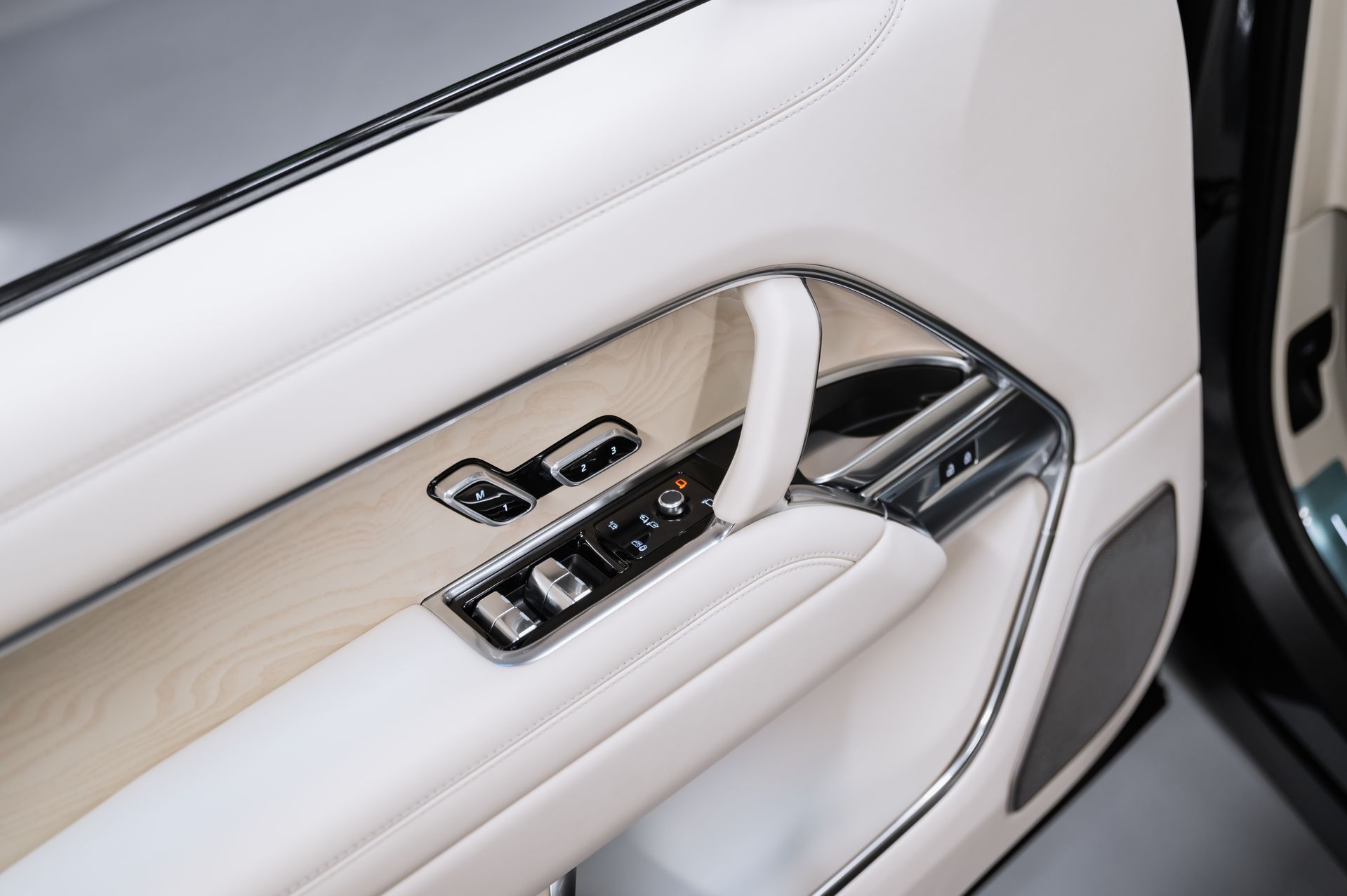 Серый Land Rover Range Rover SV в Crystal Car под заказ