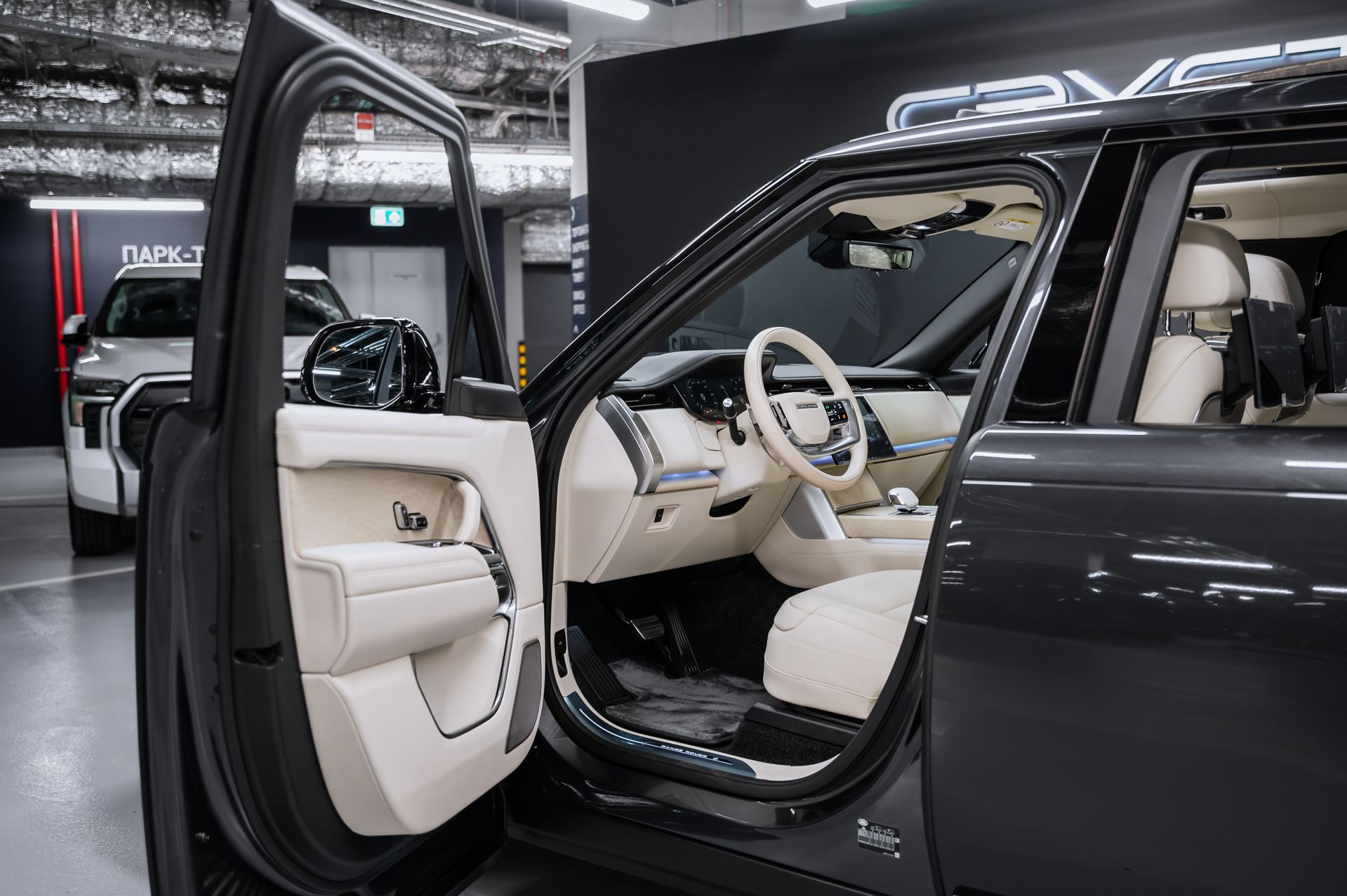 Серый Land Rover Range Rover SV в Crystal Car под заказ