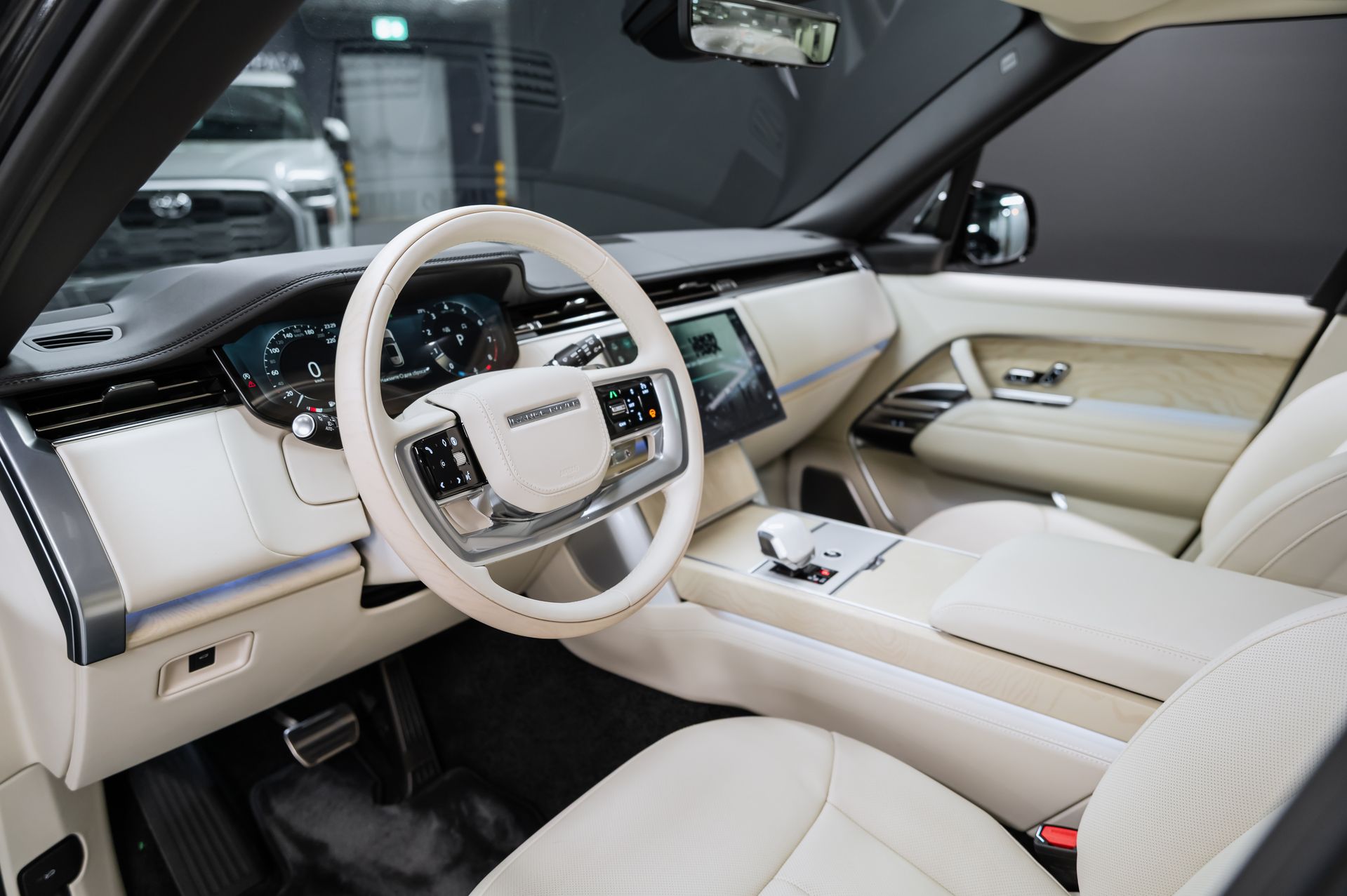 Серый Land Rover Range Rover SV в Crystal Car под заказ