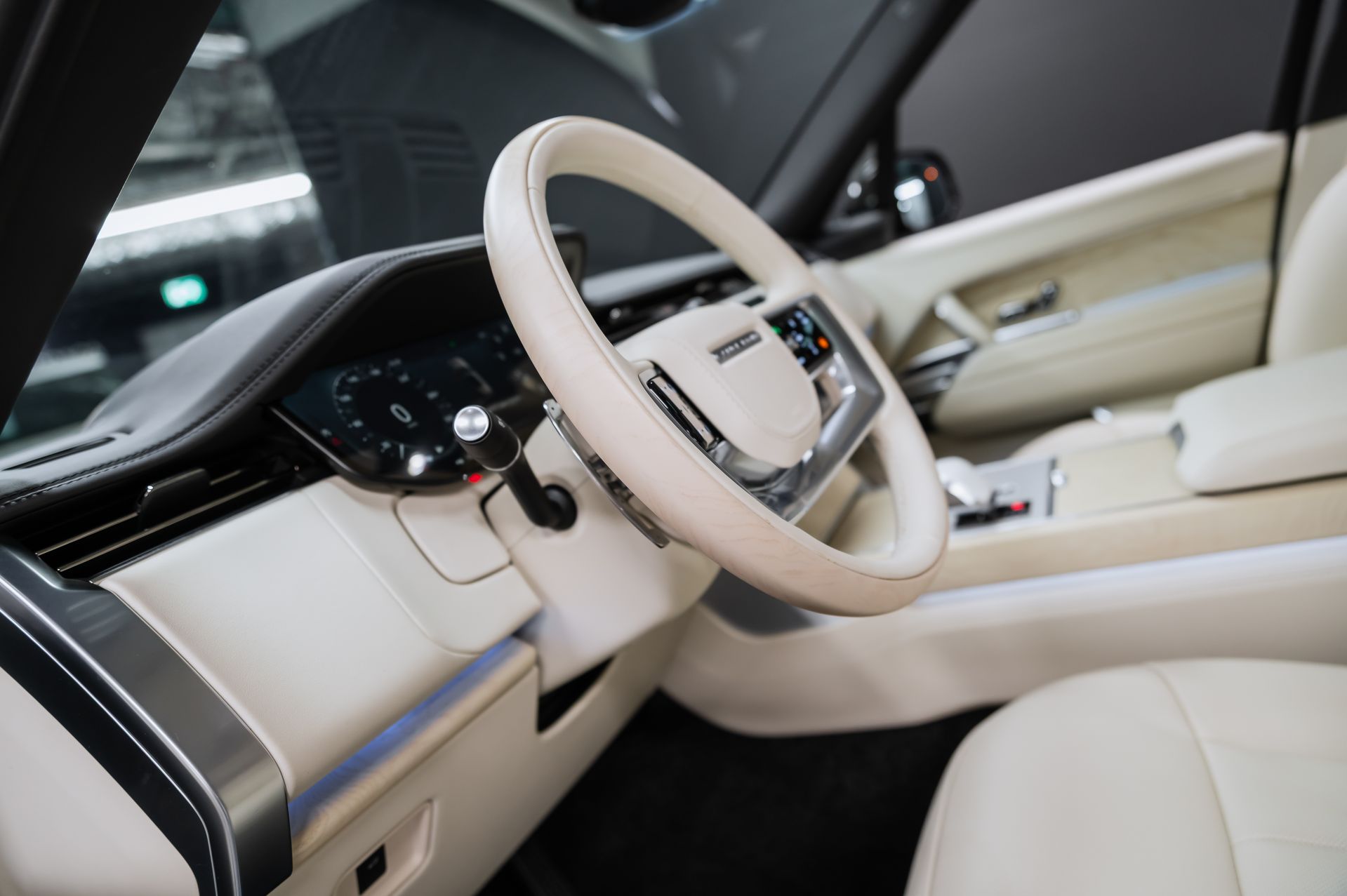 Серый Land Rover Range Rover SV в Crystal Car под заказ