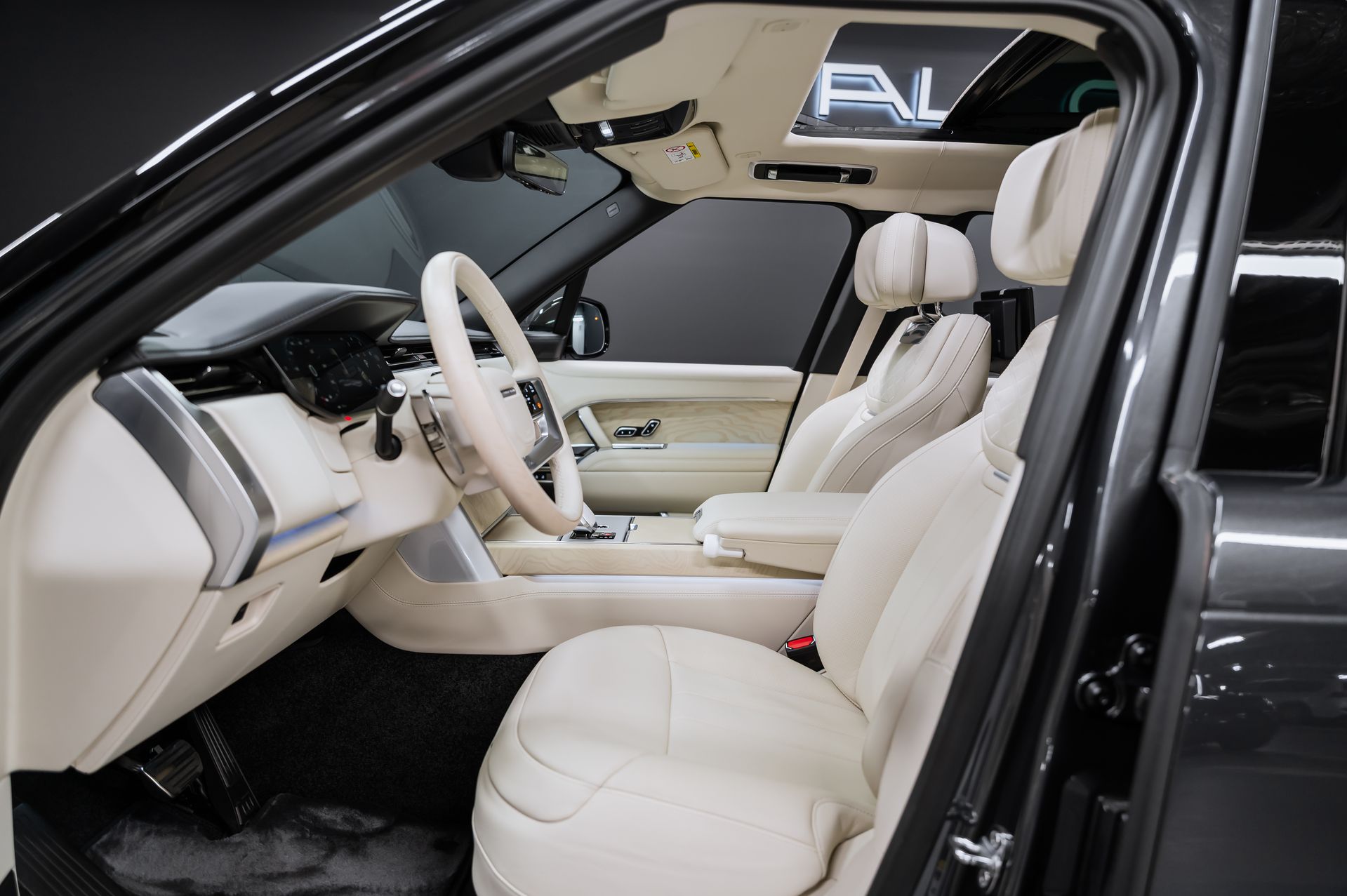 Серый Land Rover Range Rover SV в Crystal Car под заказ