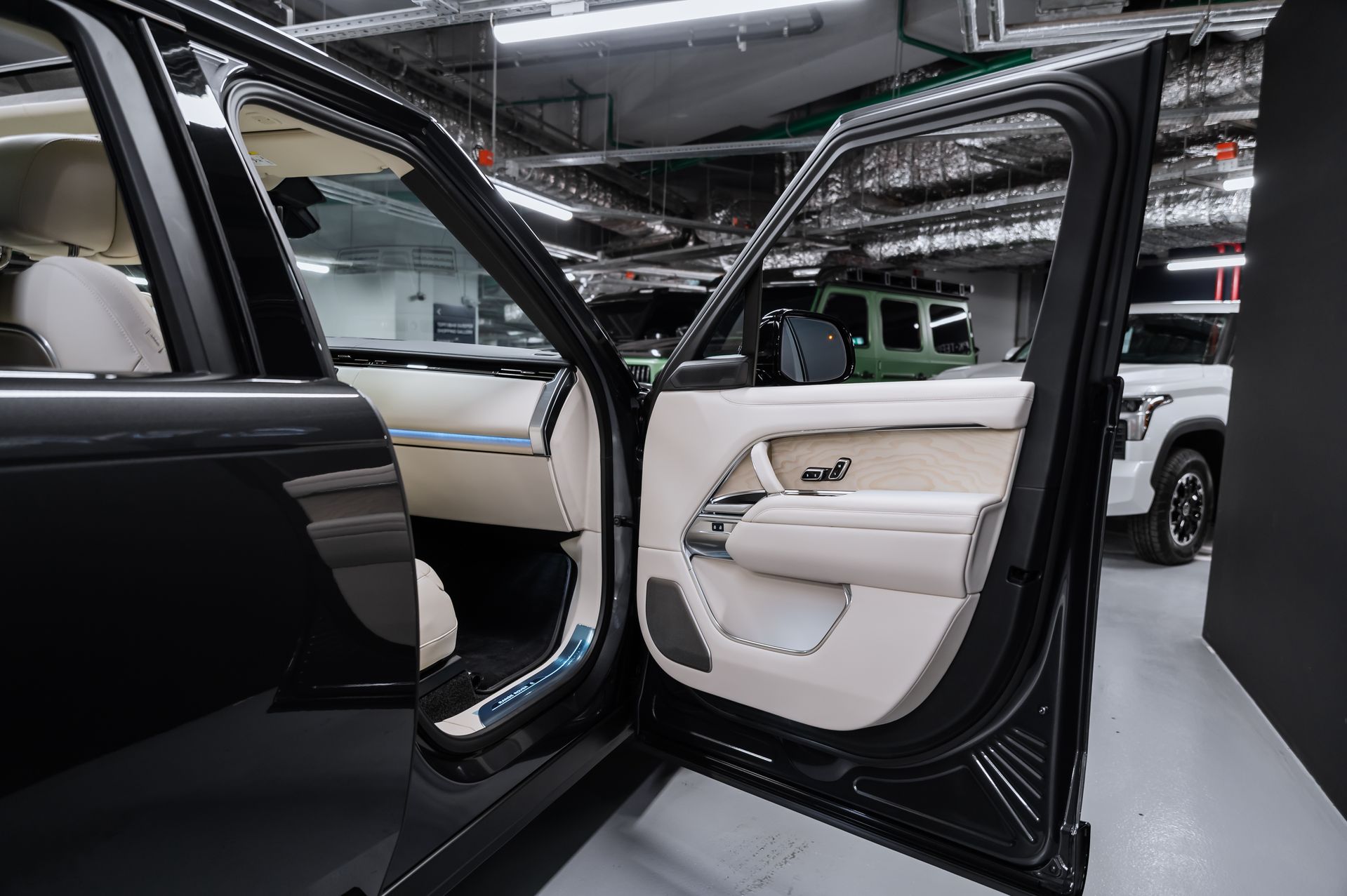 Серый Land Rover Range Rover SV в Crystal Car под заказ