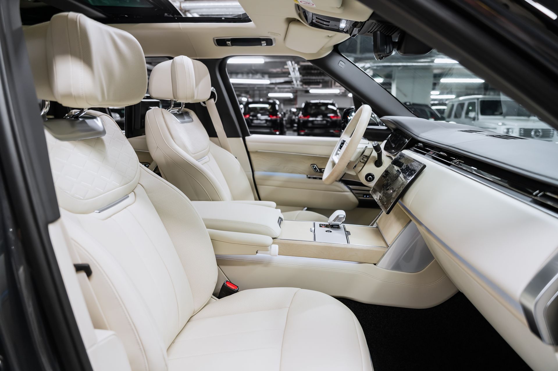 Серый Land Rover Range Rover SV в Crystal Car под заказ