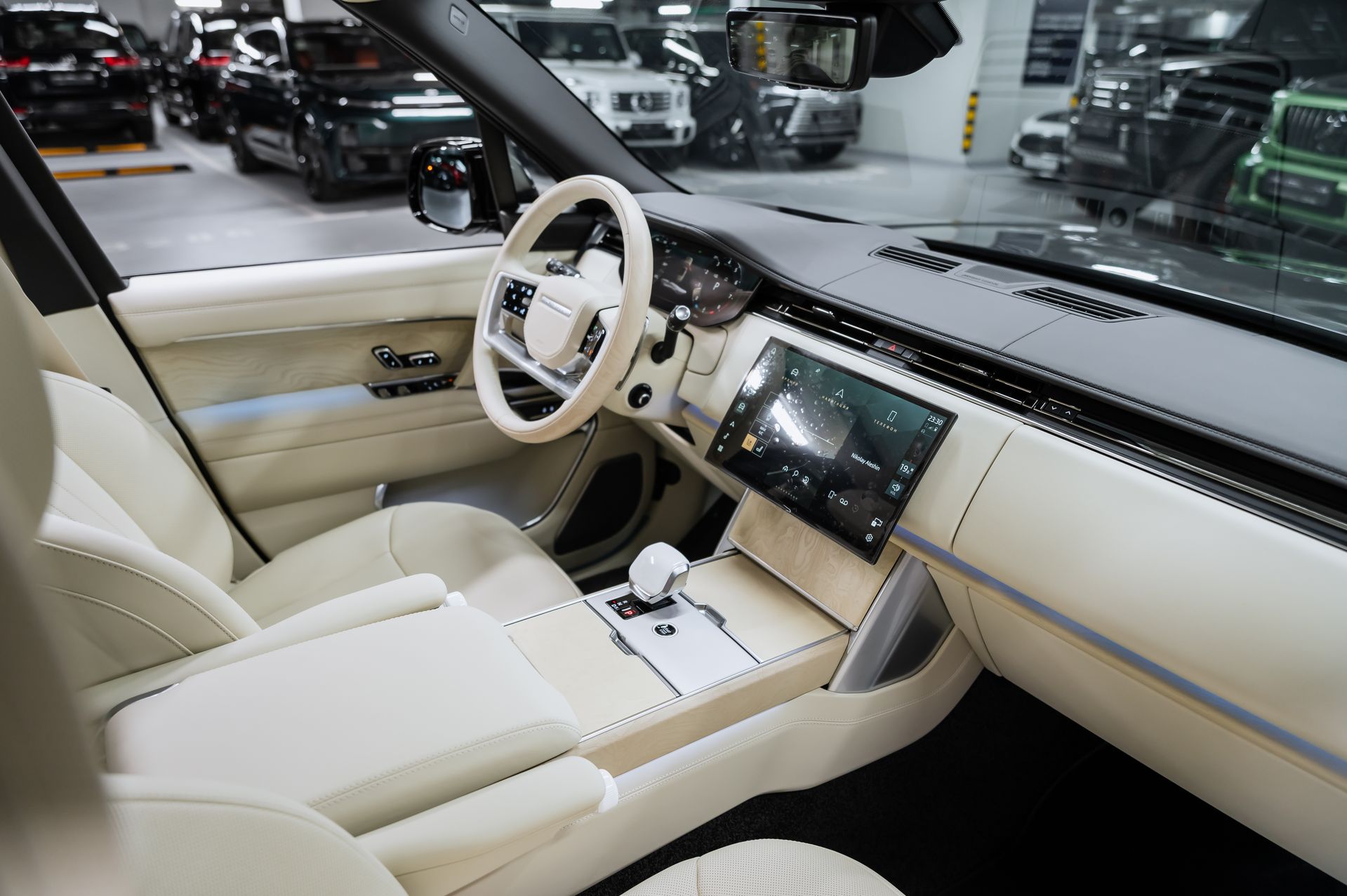 Серый Land Rover Range Rover SV в Crystal Car под заказ