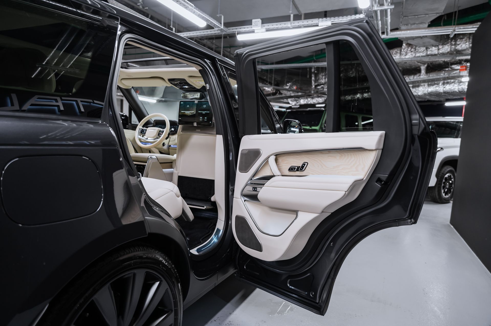 Серый Land Rover Range Rover SV в Crystal Car под заказ