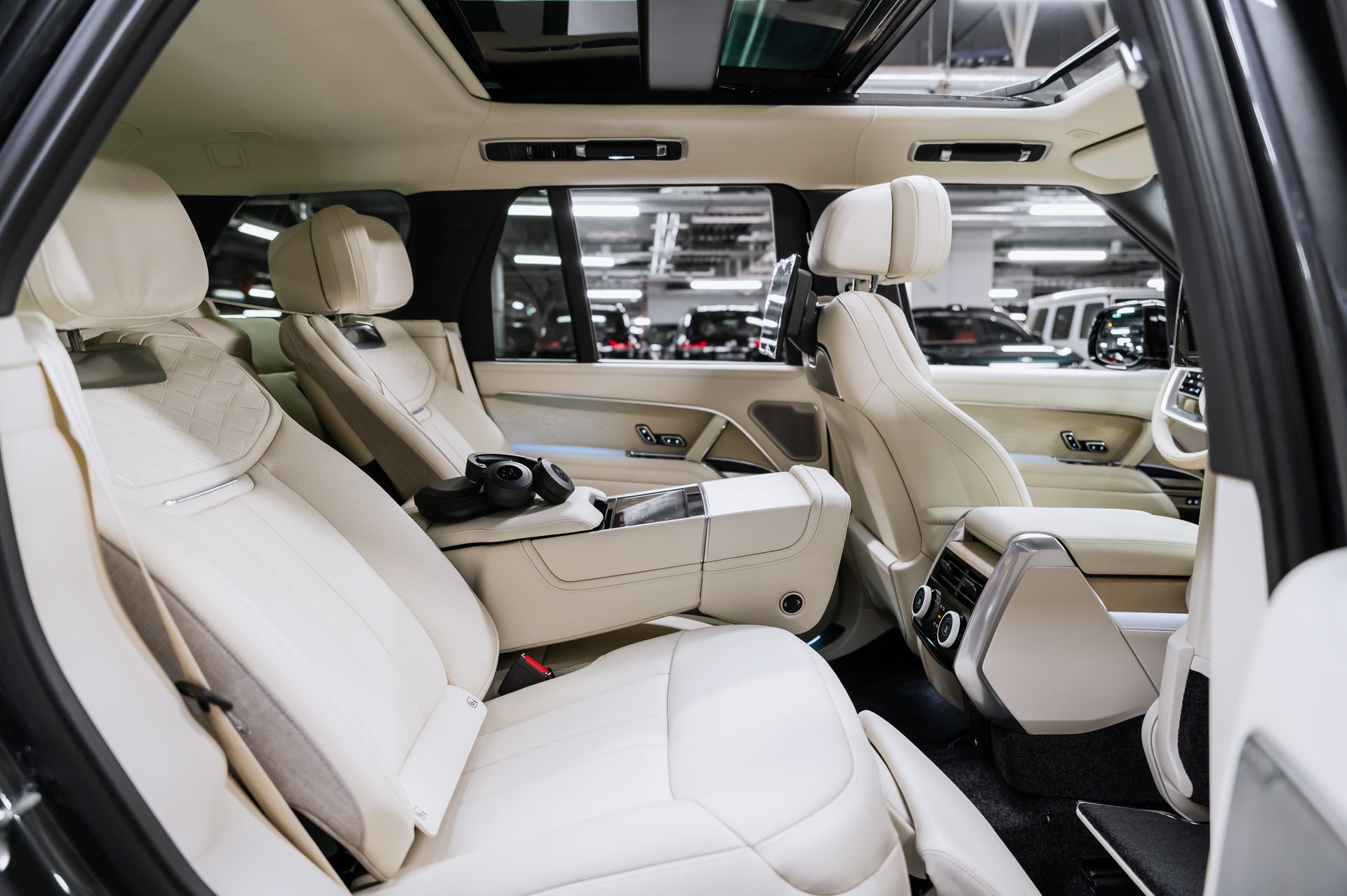 Серый Land Rover Range Rover SV в Crystal Car под заказ