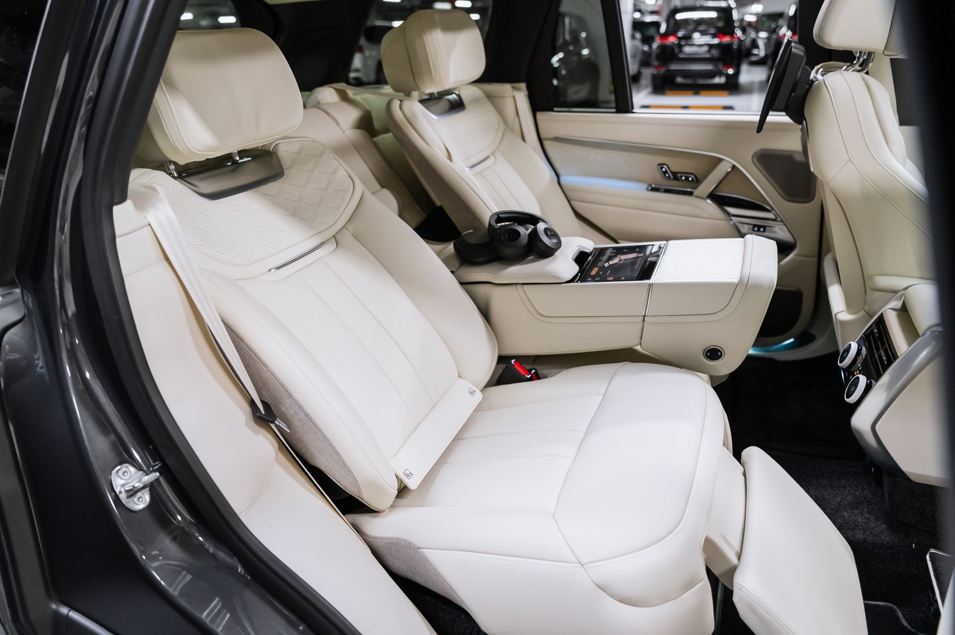 Серый Land Rover Range Rover SV в Crystal Car под заказ