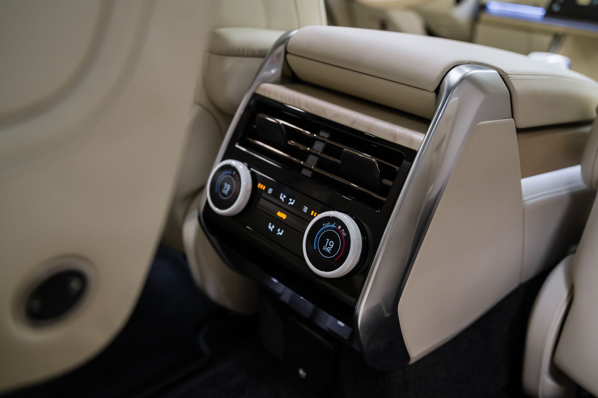 Серый Land Rover Range Rover SV в Crystal Car под заказ