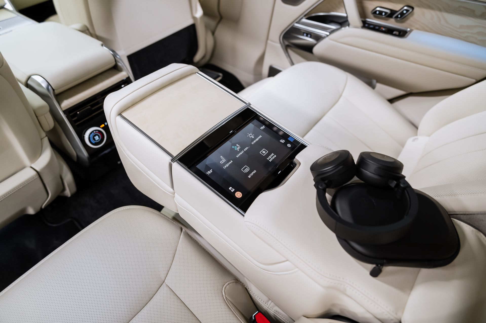 Серый Land Rover Range Rover SV в Crystal Car под заказ