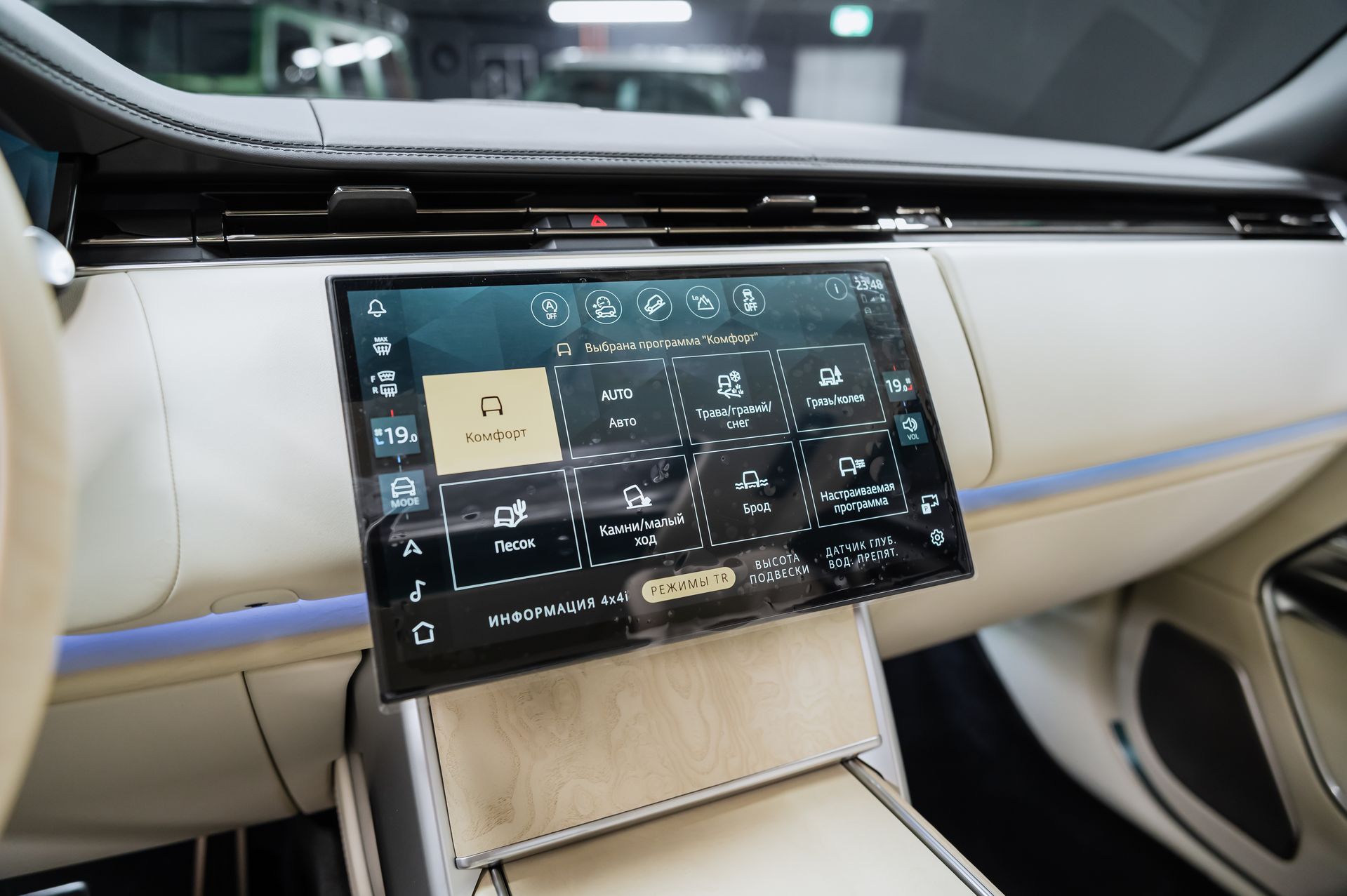 Серый Land Rover Range Rover SV в Crystal Car под заказ