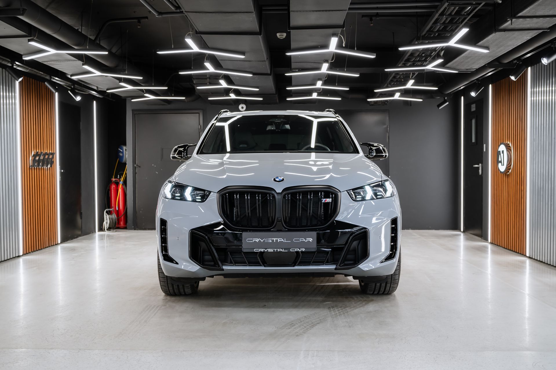 BMW X5 M60i Sport Pro белый бензин в Crystal Car под заказ