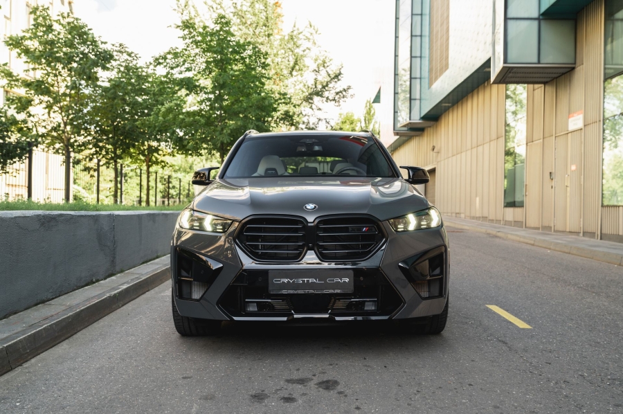 Серый BMW X5 M в городской среде — автомобиль под заказ в Crystal Car