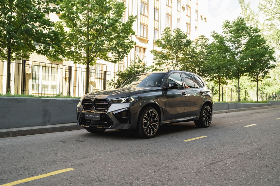 Серый BMW X5 M в городской среде — автомобиль под заказ в Crystal Car