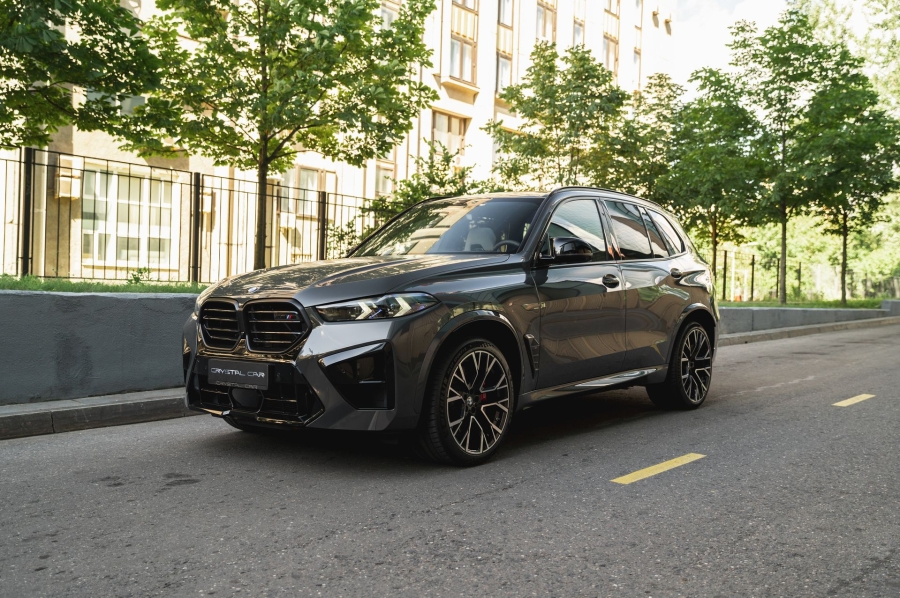 Серый BMW X5 M в городской среде — автомобиль под заказ в Crystal Car