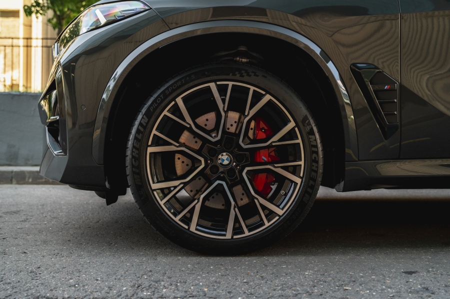 Серый BMW X5 M в городской среде — автомобиль под заказ в Crystal Car