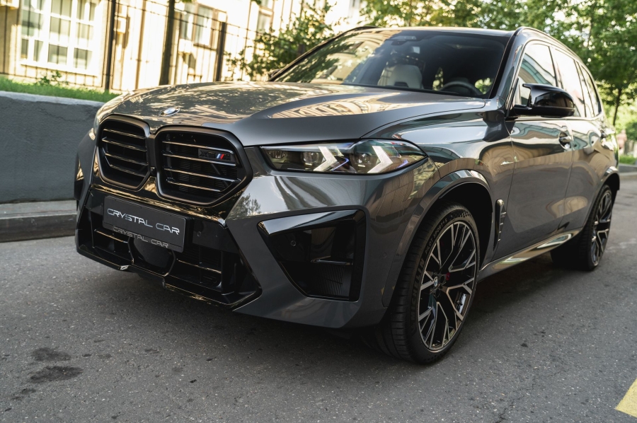Серый BMW X5 M в городской среде — автомобиль под заказ в Crystal Car