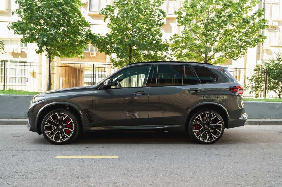 Серый BMW X5 M в городской среде — автомобиль под заказ в Crystal Car