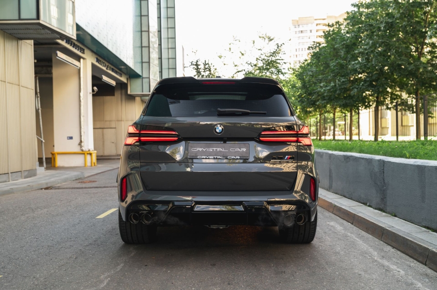 Серый BMW X5 M в городской среде — автомобиль под заказ в Crystal Car