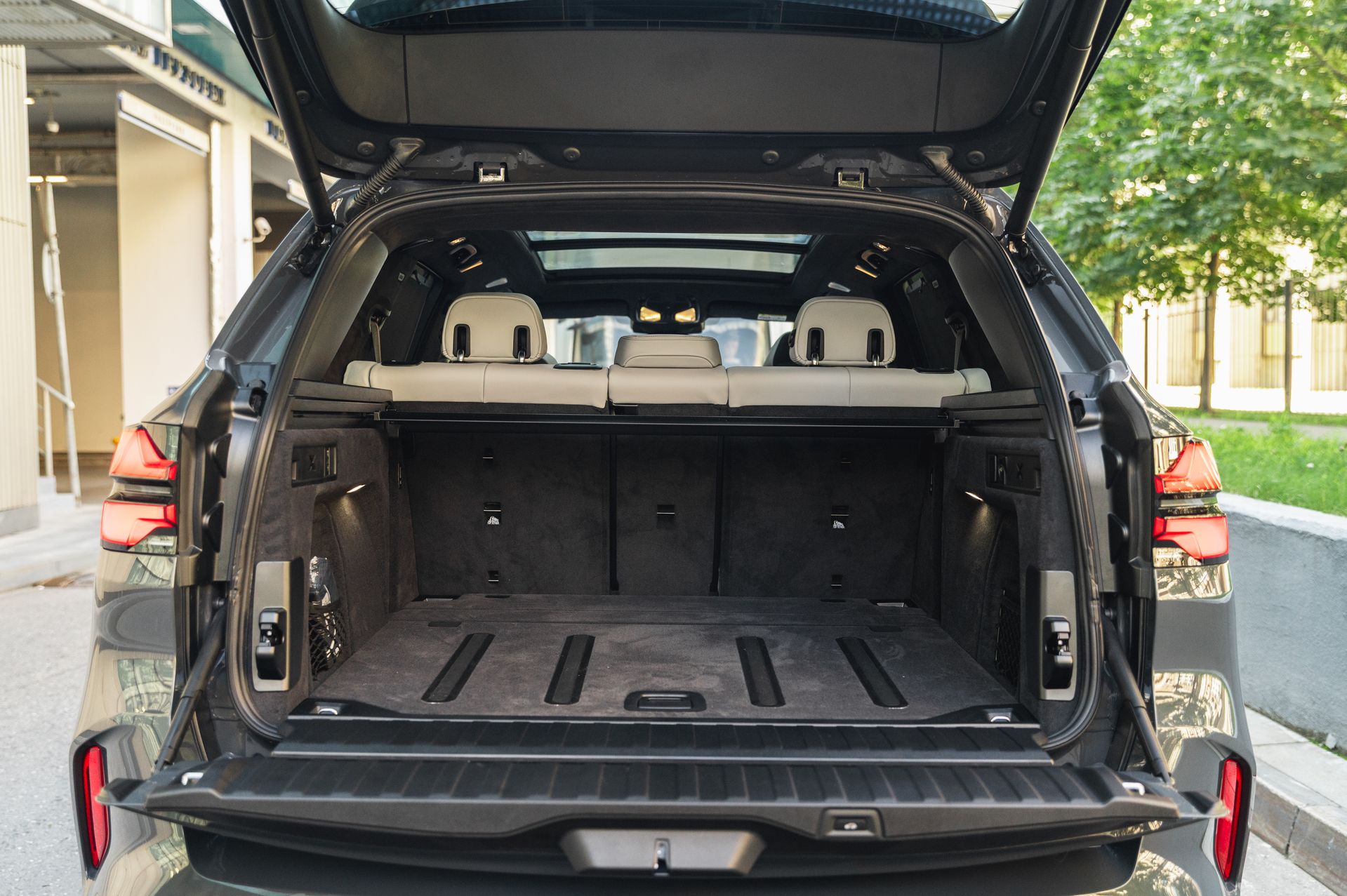 Серый BMW X5 M в городской среде — автомобиль под заказ в Crystal Car