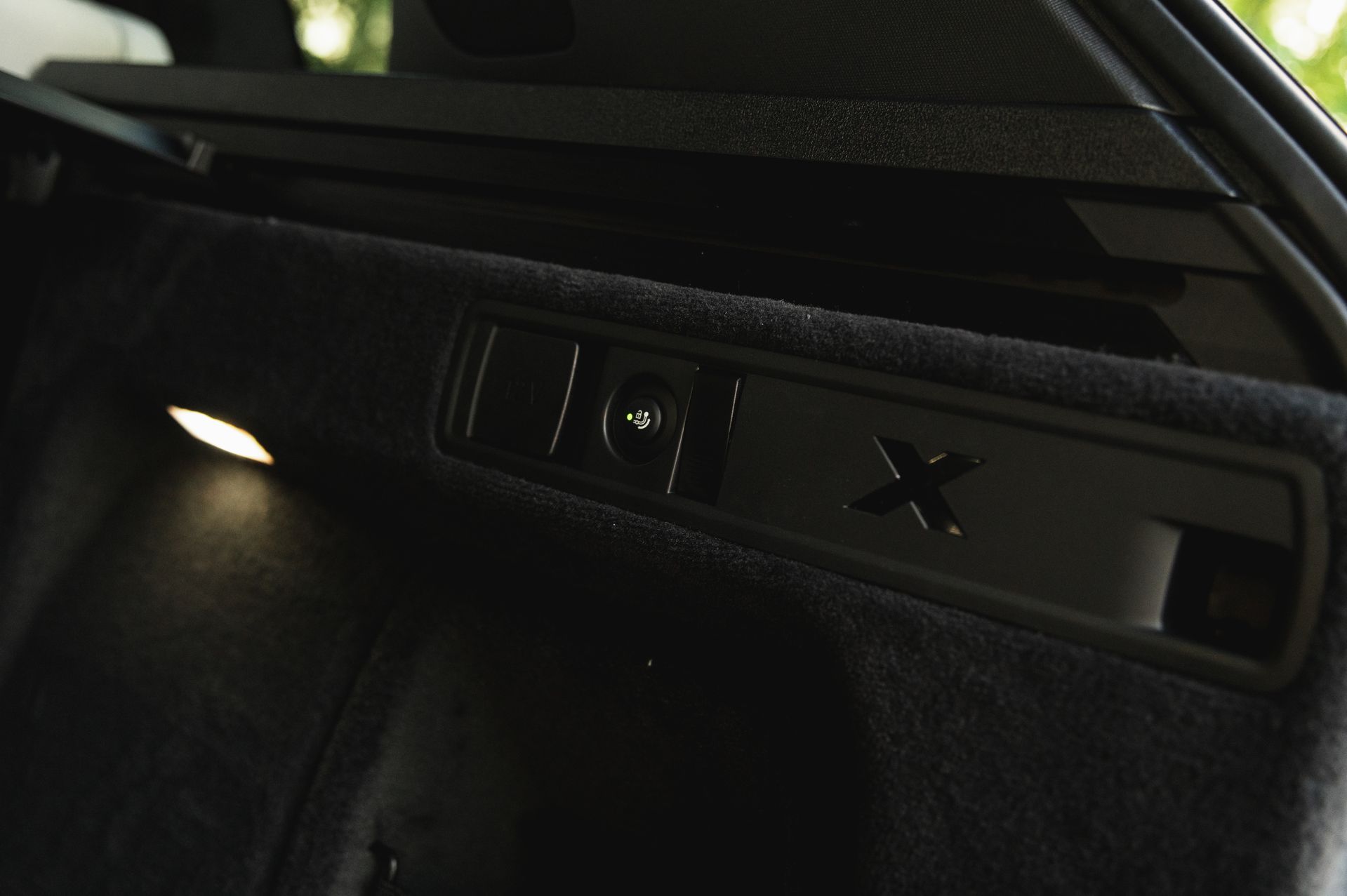 Серый BMW X5 M в городской среде — автомобиль под заказ в Crystal Car