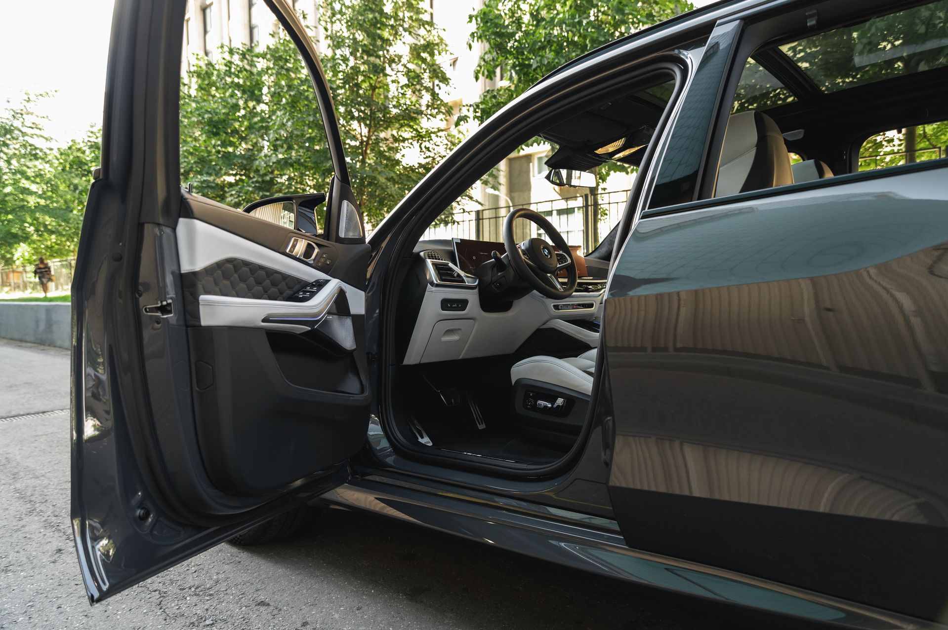 Серый BMW X5 M в городской среде — автомобиль под заказ в Crystal Car