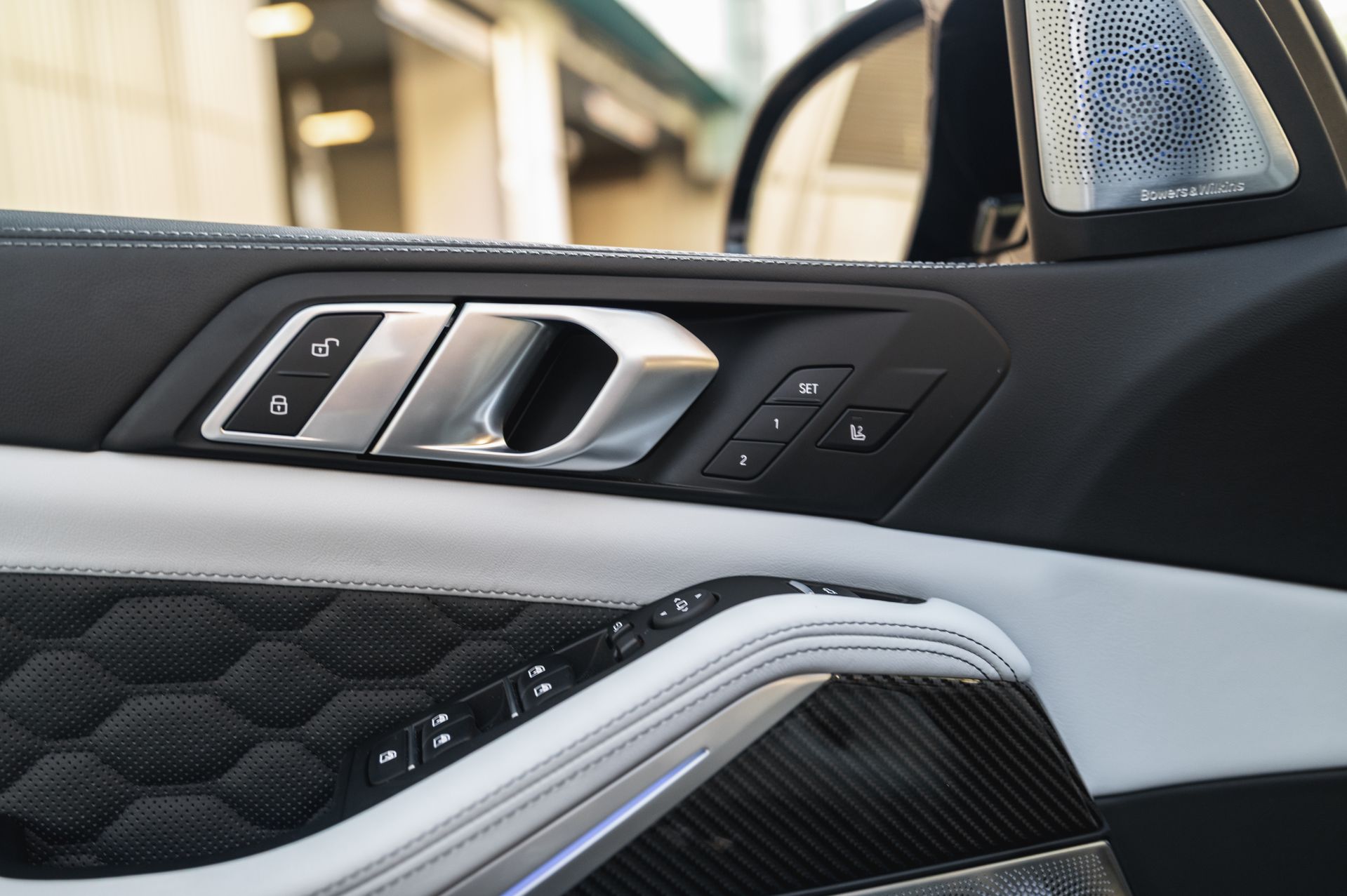 Серый BMW X5 M в городской среде — автомобиль под заказ в Crystal Car