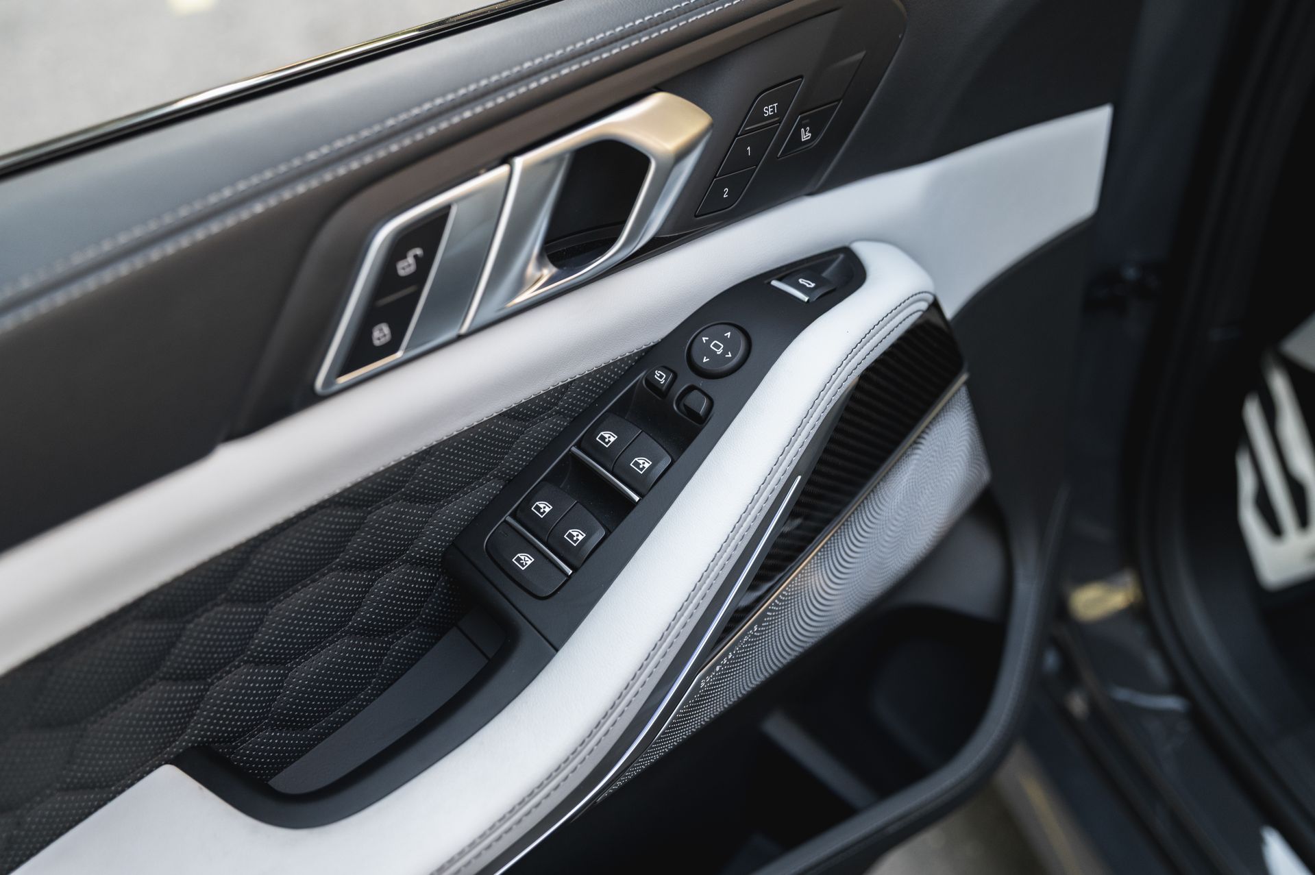 Серый BMW X5 M в городской среде — автомобиль под заказ в Crystal Car